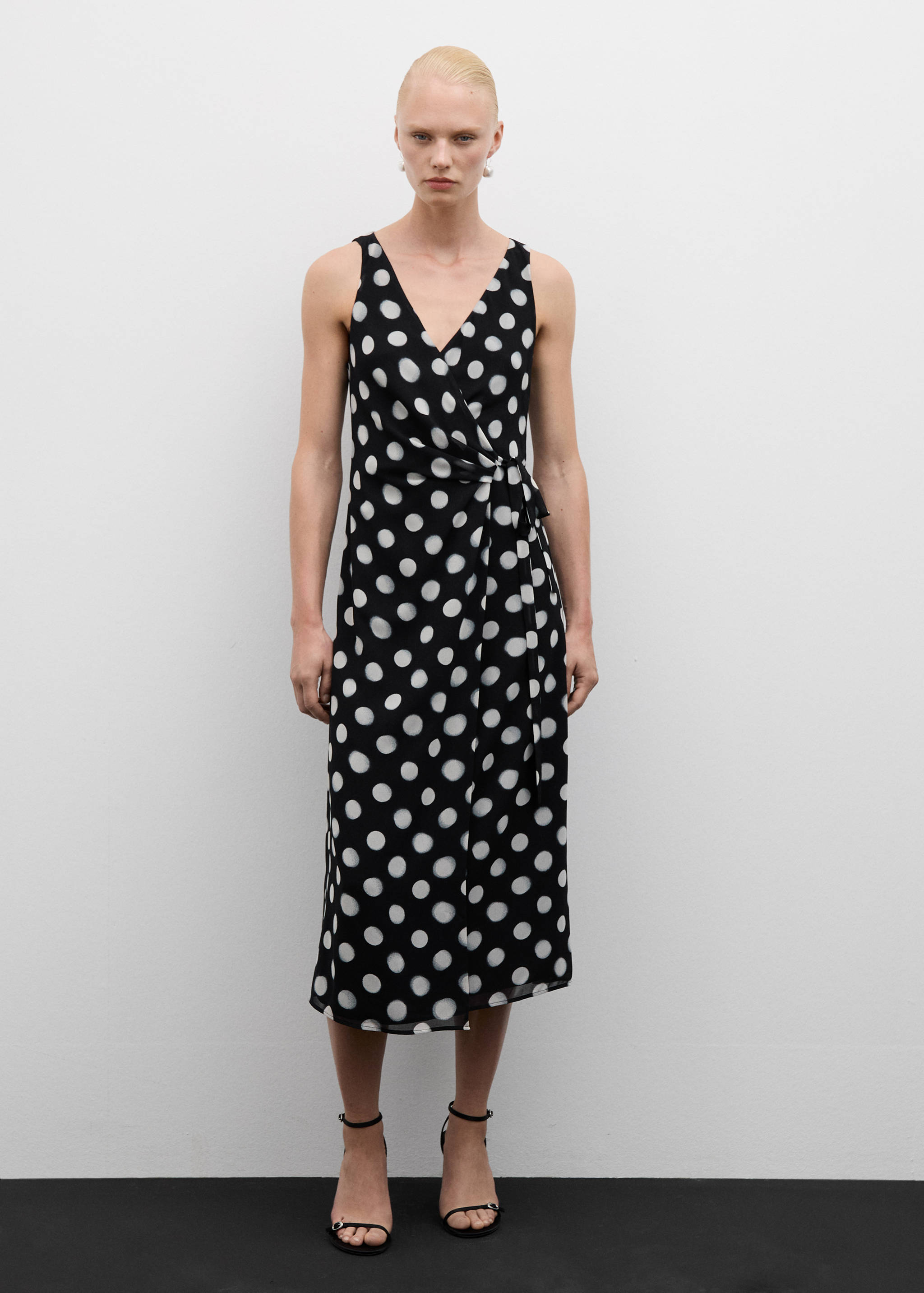 Cross dress with polka-dots - General plane