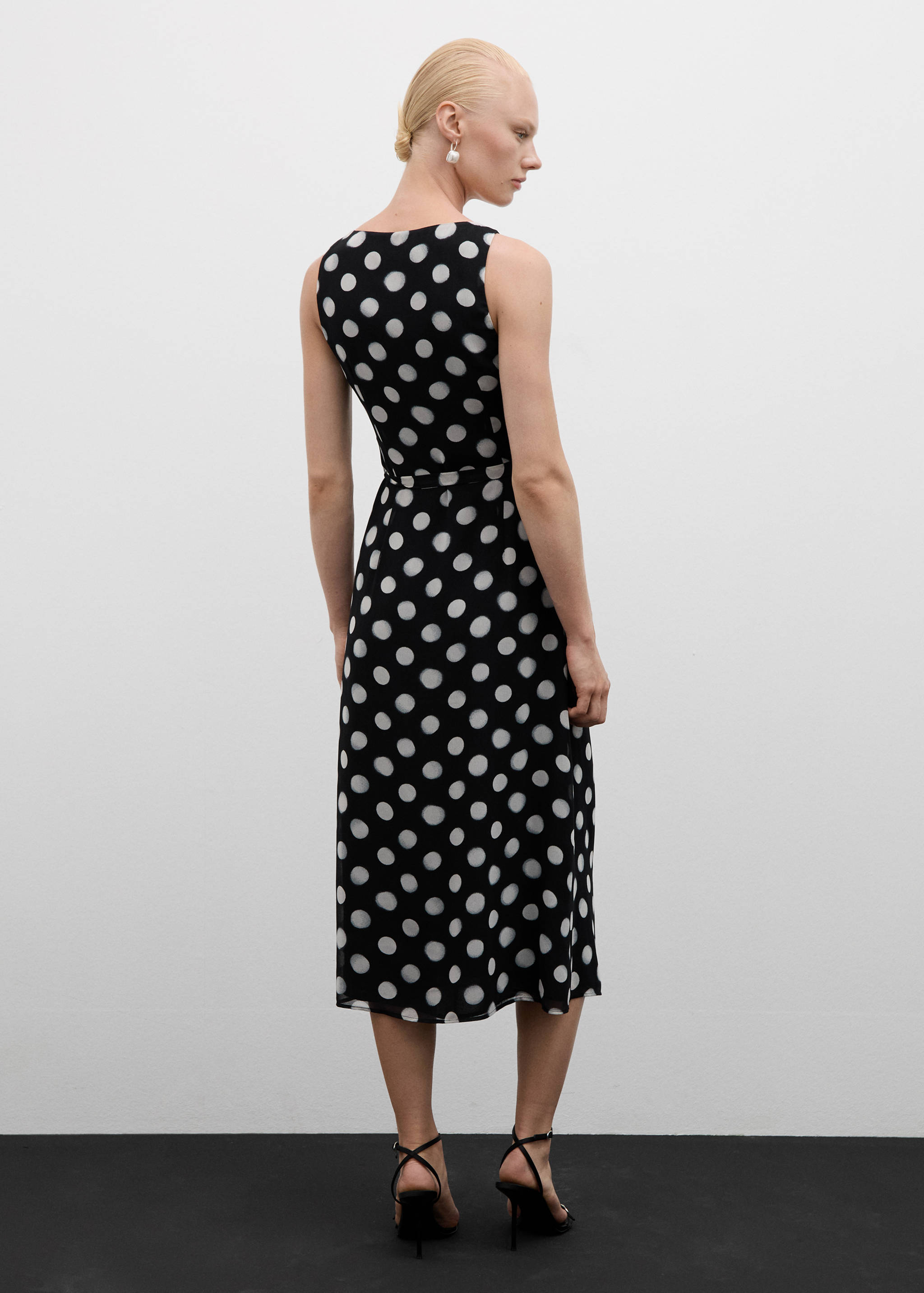 Cross dress with polka-dots - Reverse of the article