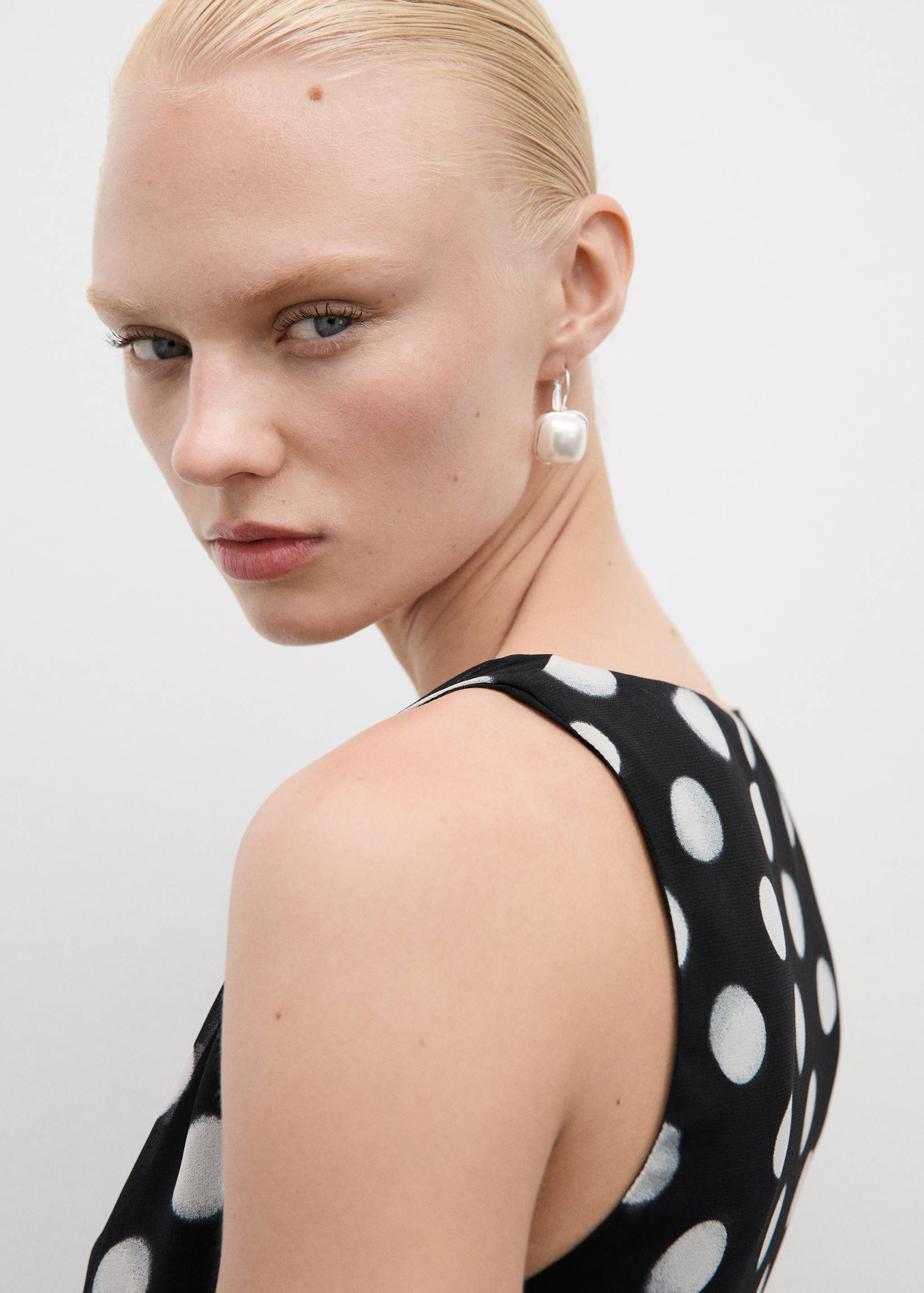 Cross dress with polka-dots - Details of the article 1