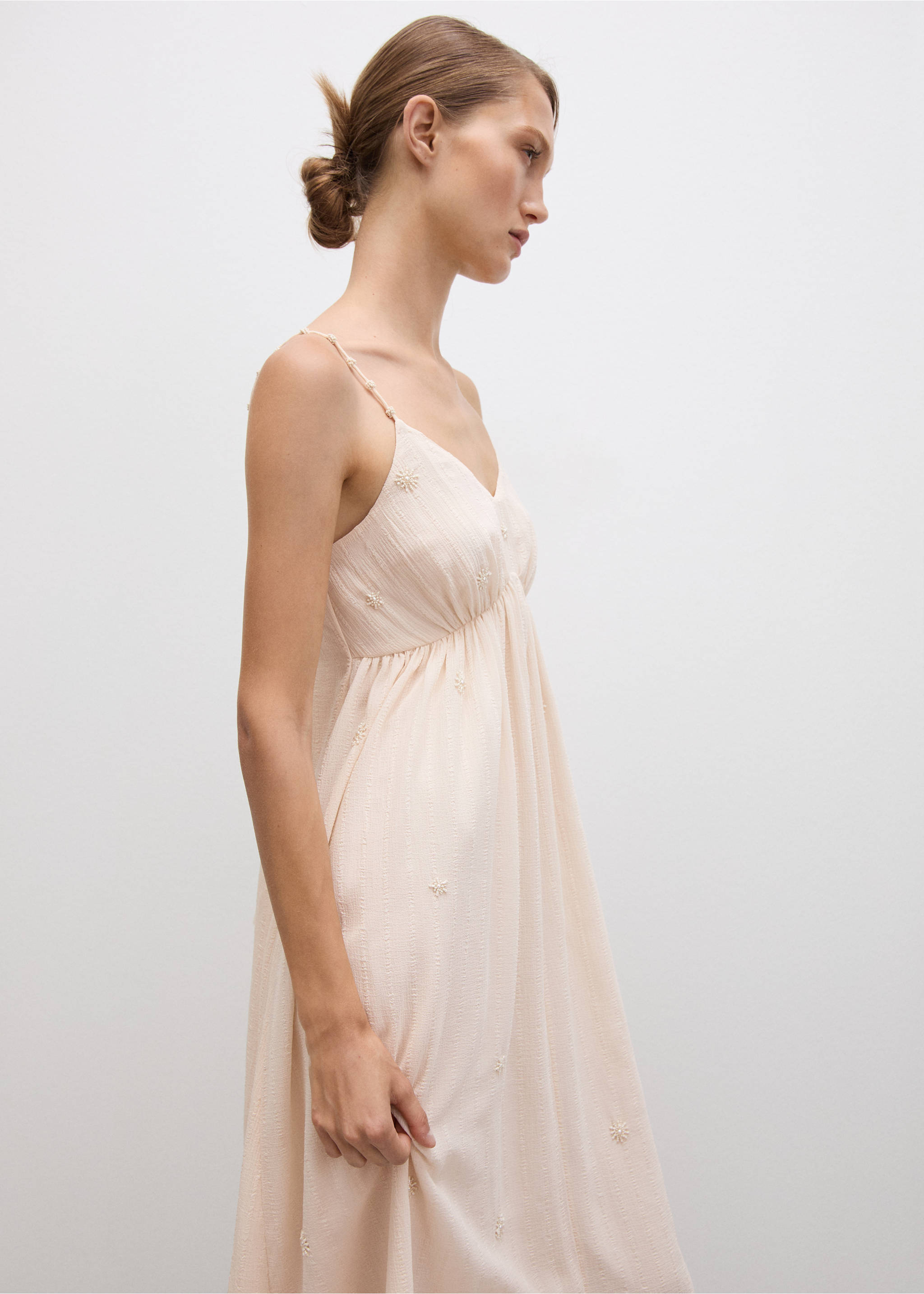 Robe bretelles perles - Plan moyen, Écru. Ref: 77024041-00.