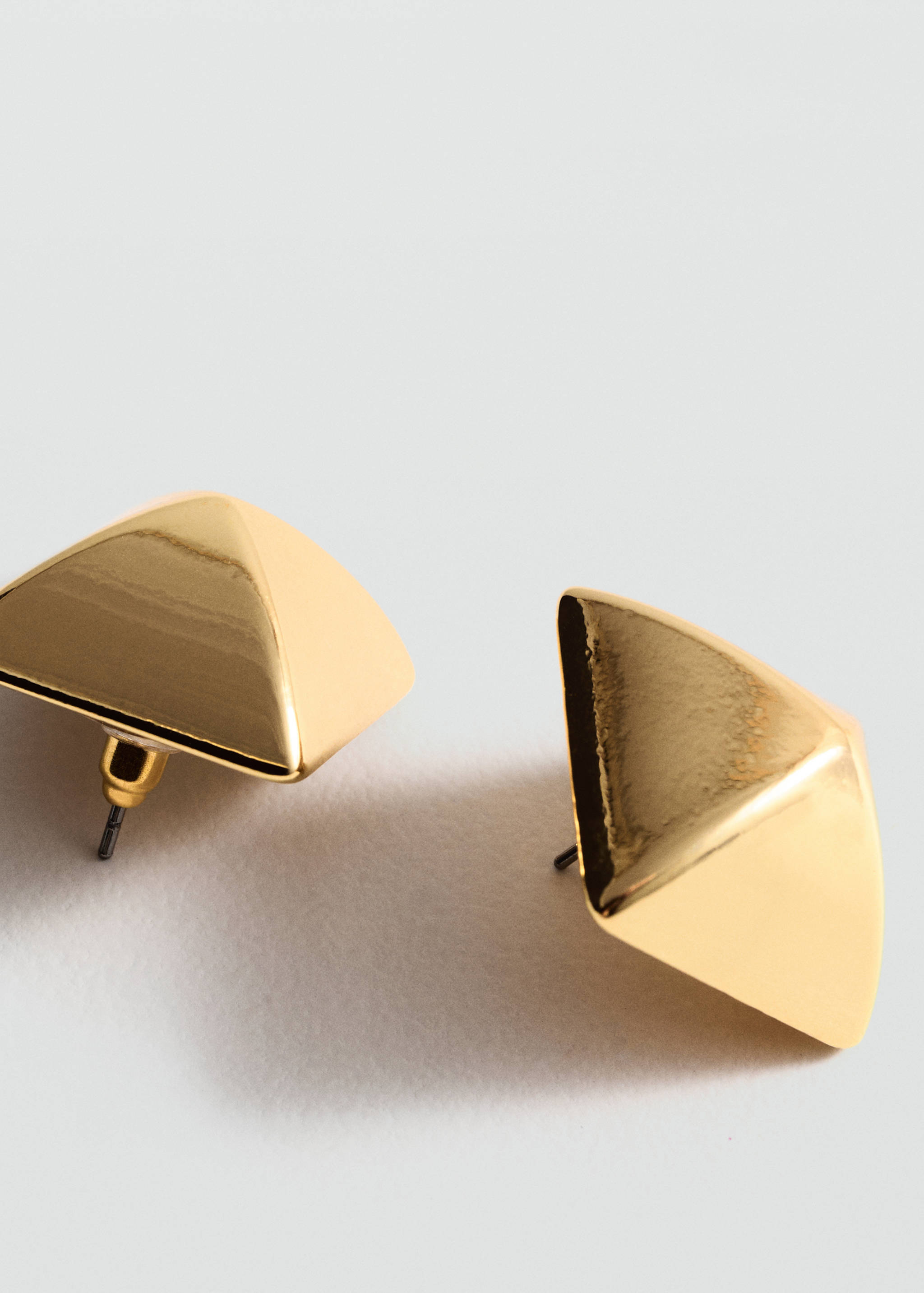 Серьги геометрической формы - Средний план