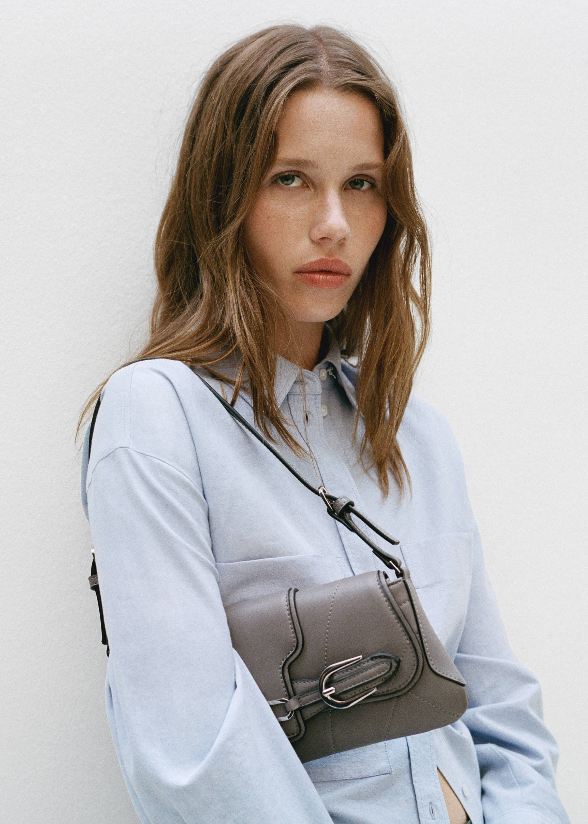 Schultertasche mit Schnallendetail - Allgemeine Ansicht