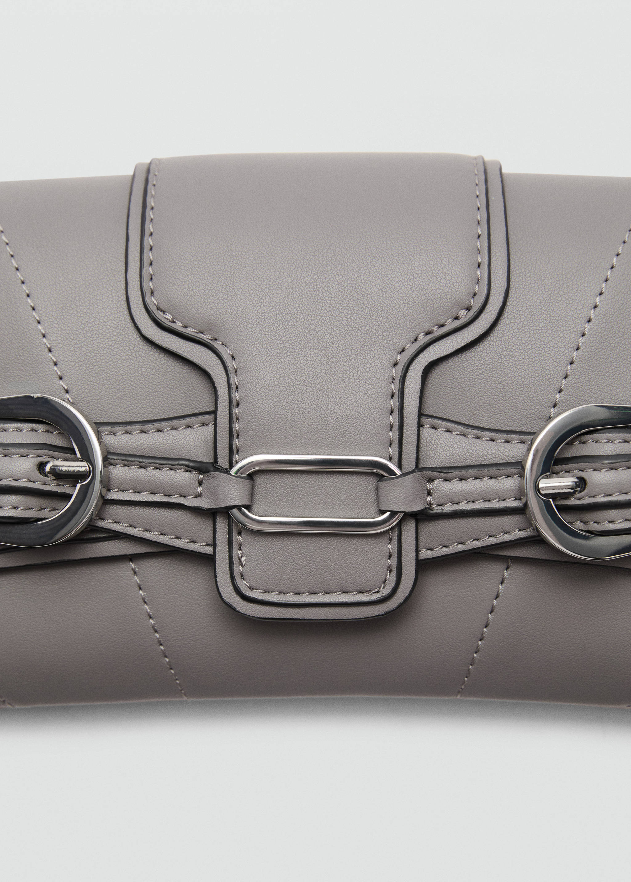 Schultertasche mit Schnallendetail - Detail des Artikels 2