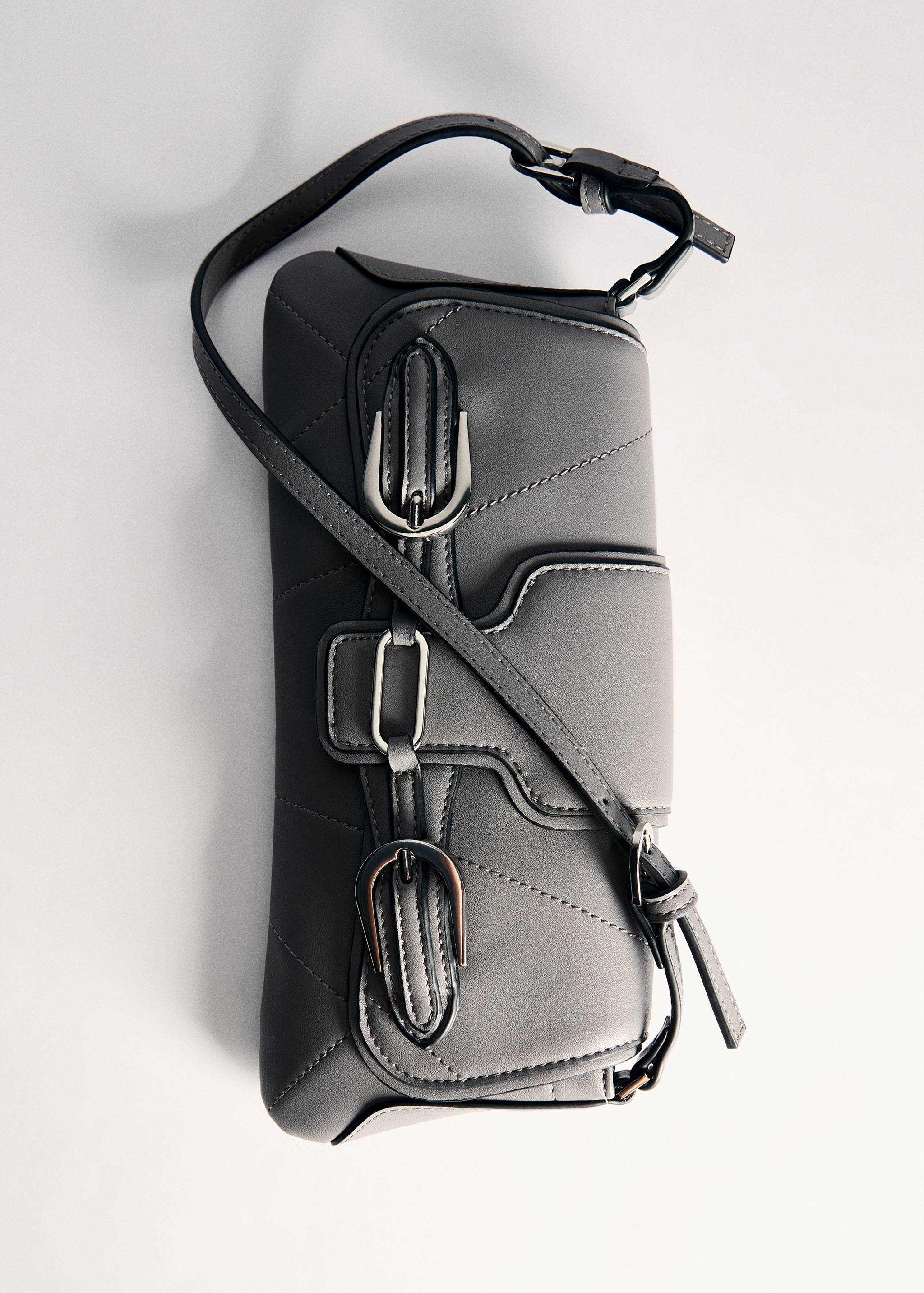 Schultertasche mit Schnallendetail - Detail des Artikels 5