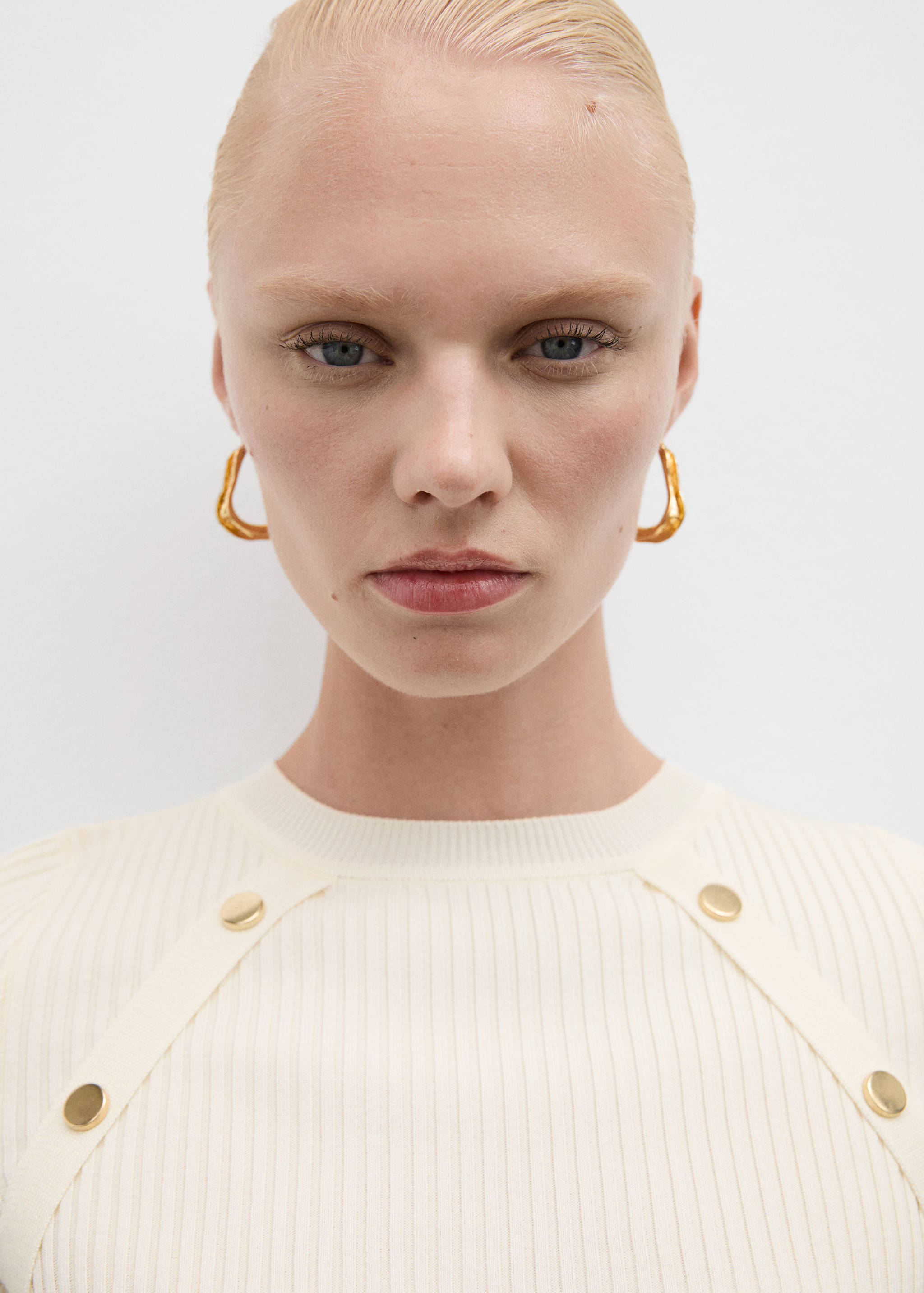 Short-sleeved ribbed sweater with buttons - Details of the article 1