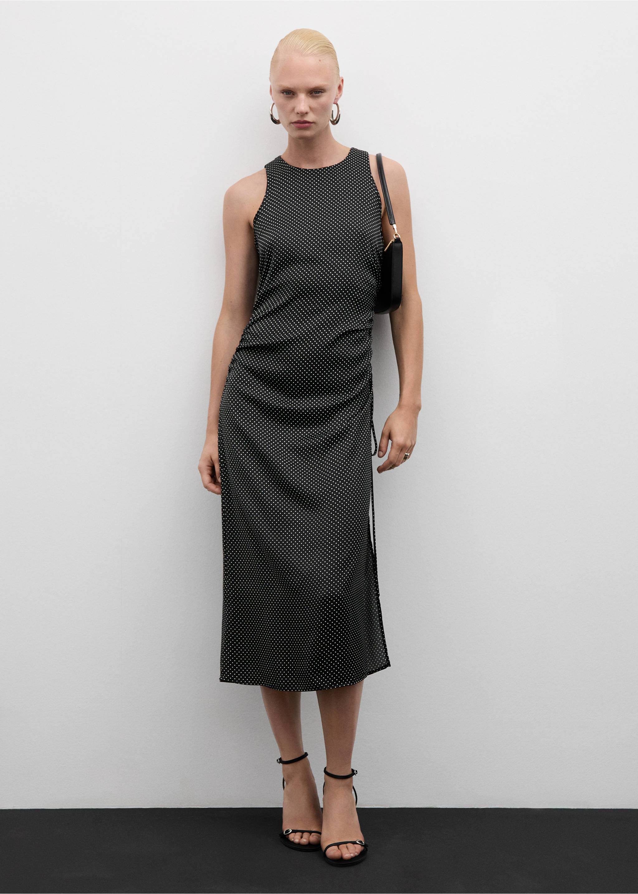 Vestido lunares fruncido lateral - Plano general, Negro. Ref: 77024074-00.