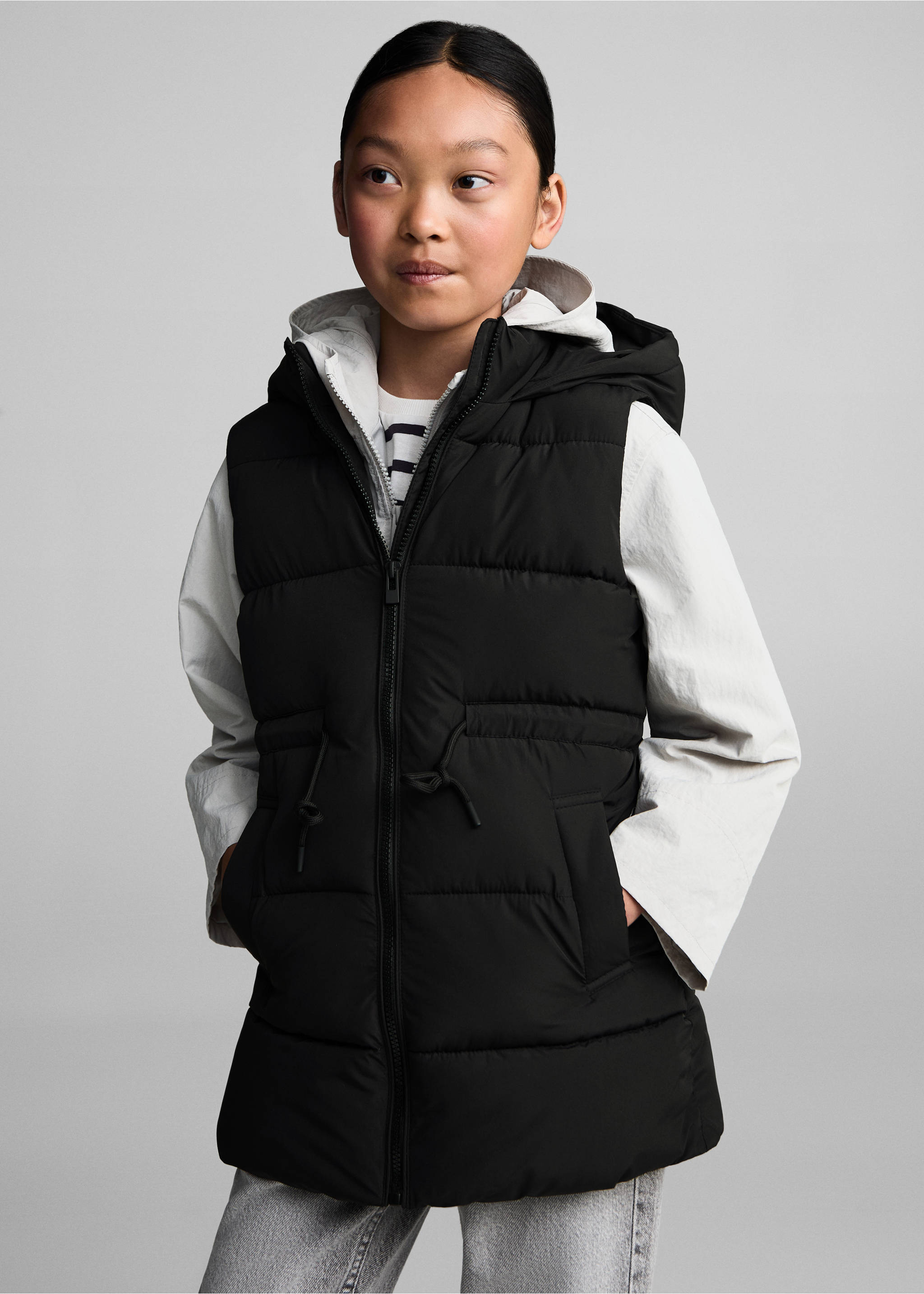 Gilet matelassé long - Plan moyen, Noir. Ref: 77024438-00.