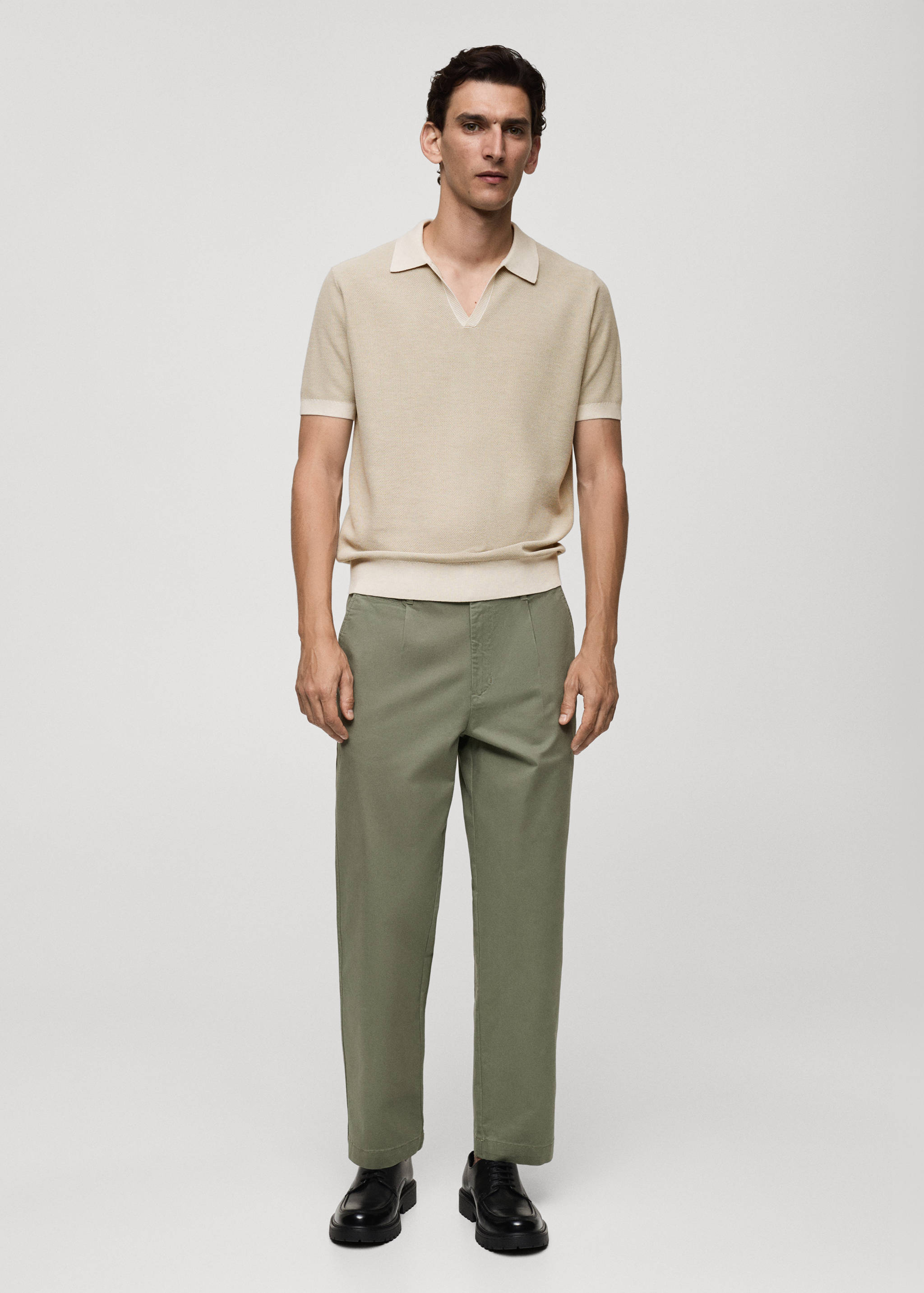 Polo com estrutura e debruns em contraste - Plano geral