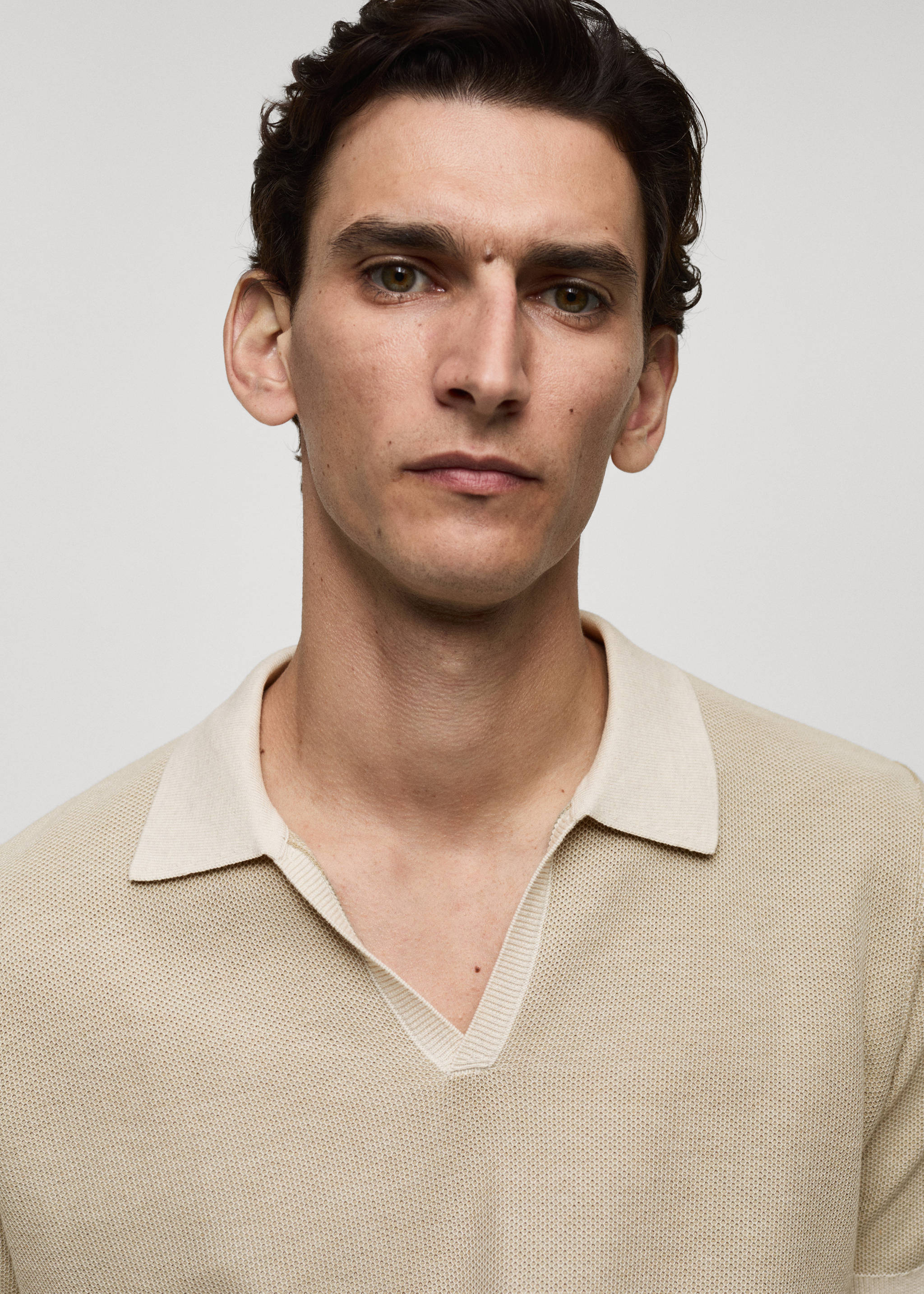 Polo com estrutura e debruns em contraste - Pormenor do artigo 1