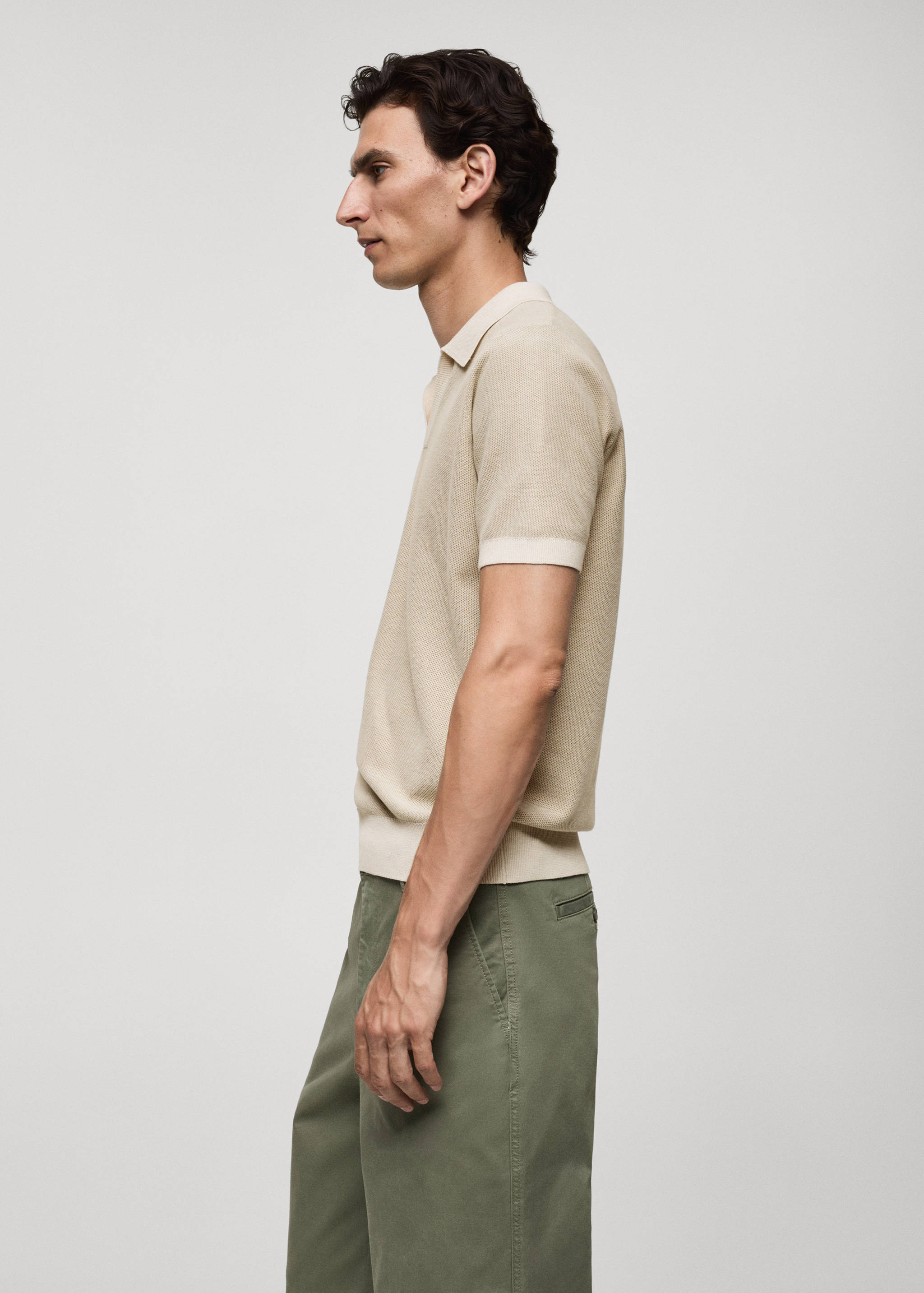 Polo com estrutura e debruns em contraste - Pormenor do artigo 2