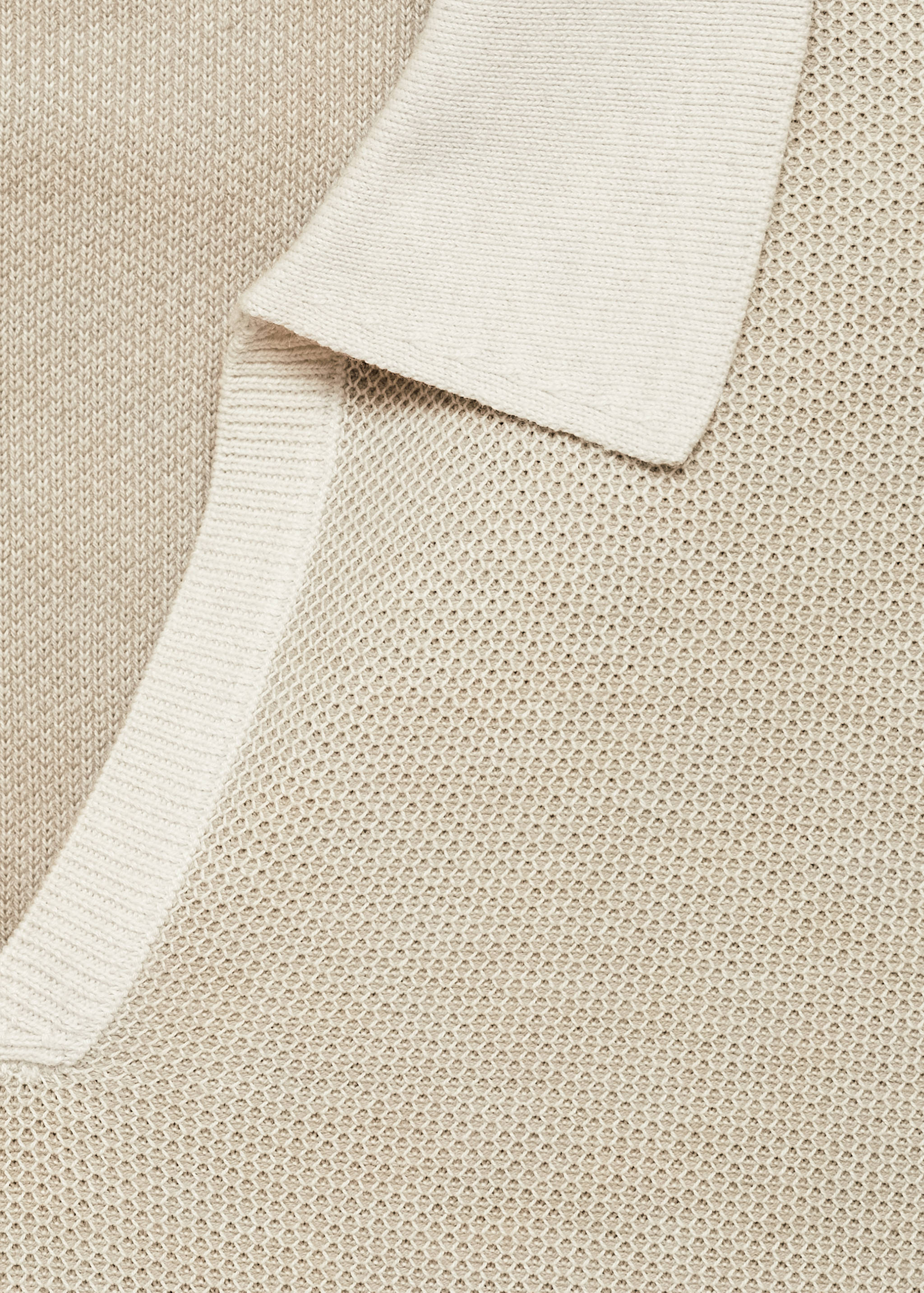 Polo com estrutura e debruns em contraste - Pormenor do artigo 8