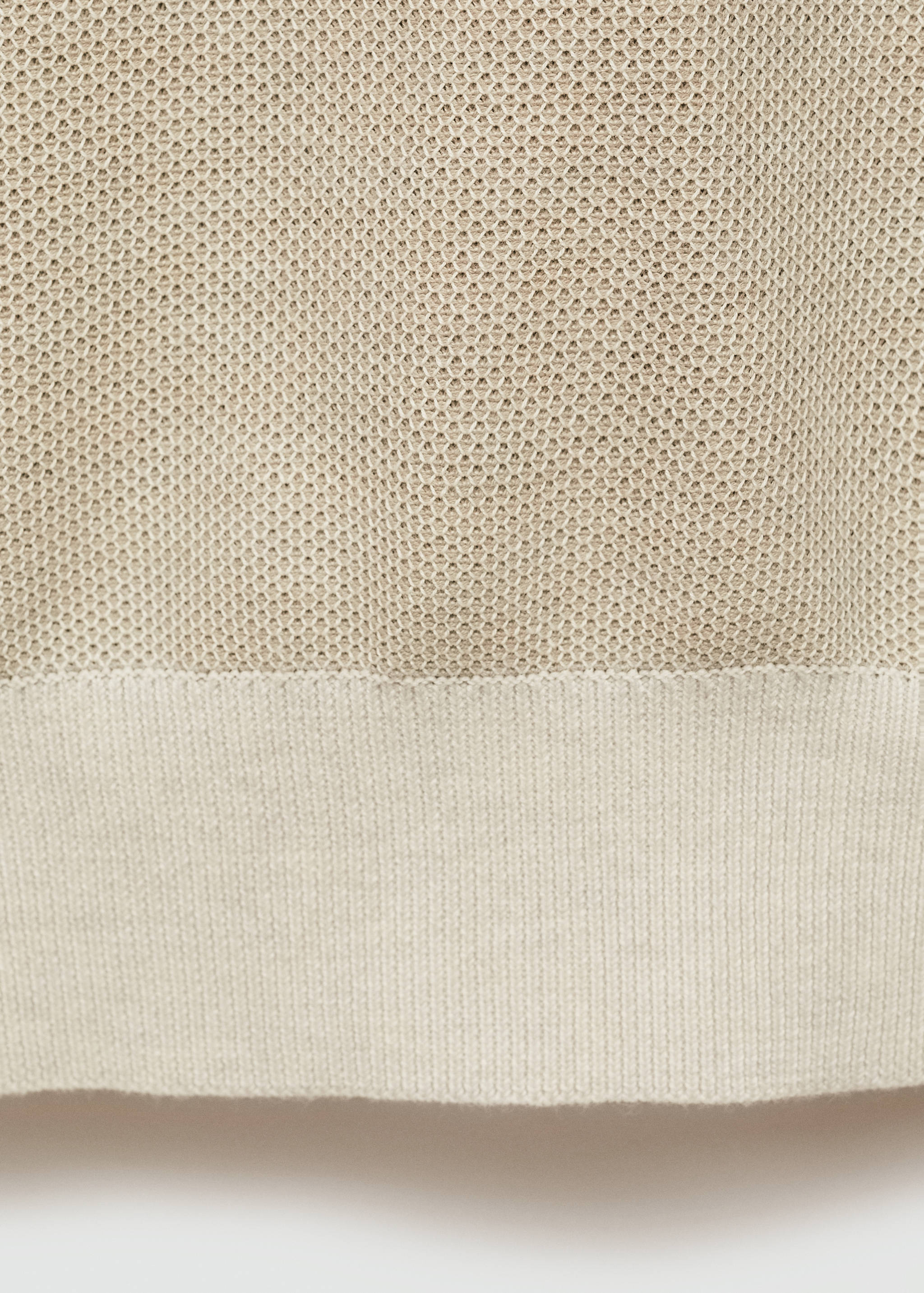 Polo com estrutura e debruns em contraste - Pormenor do artigo 0