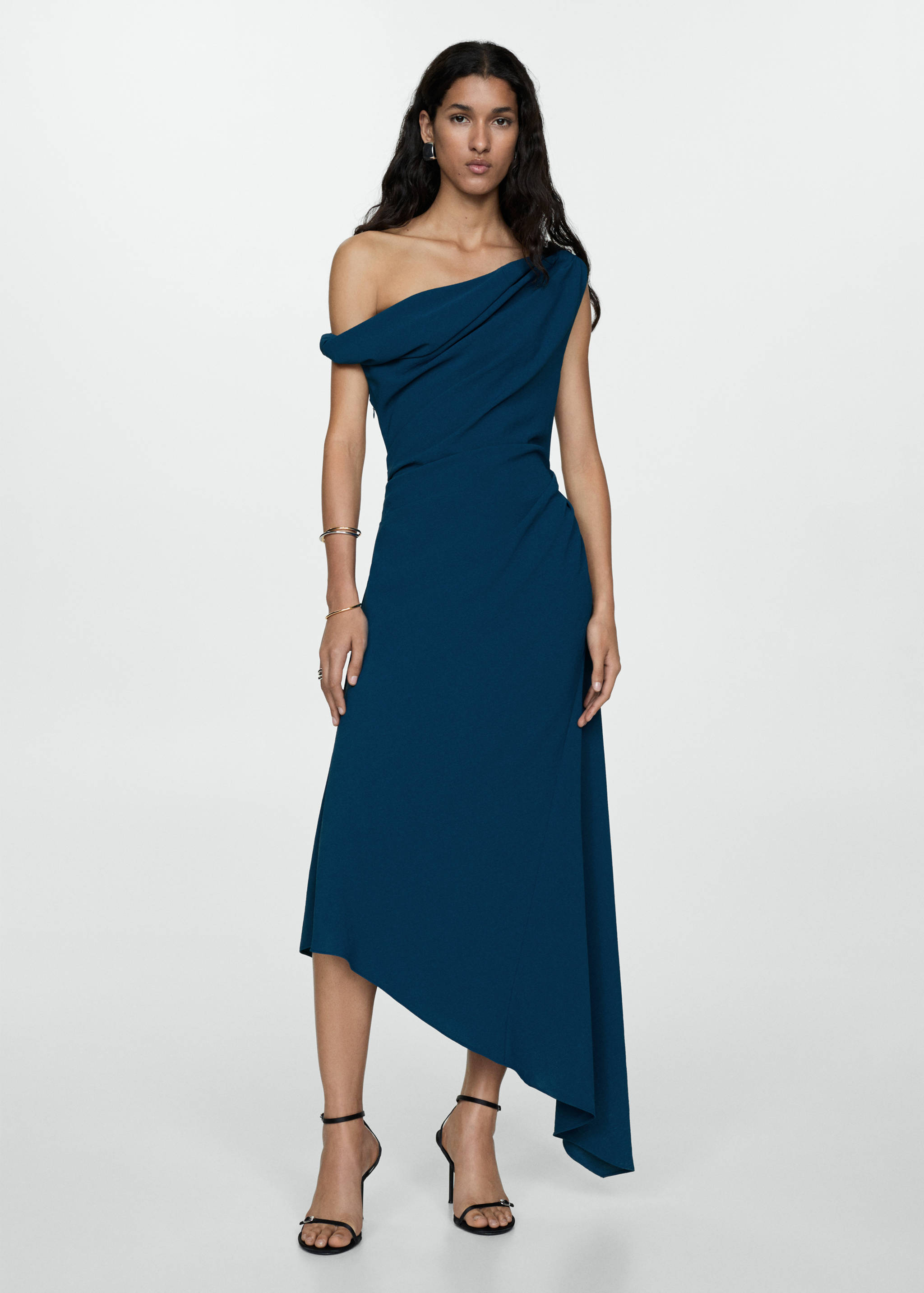 Robe asymétrique froncée - Plan général