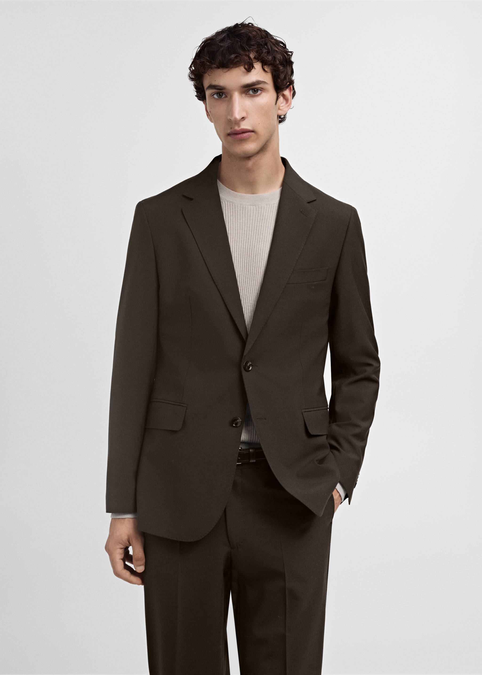 Немнущийся костюмный пиджак из шерсти - Средний план