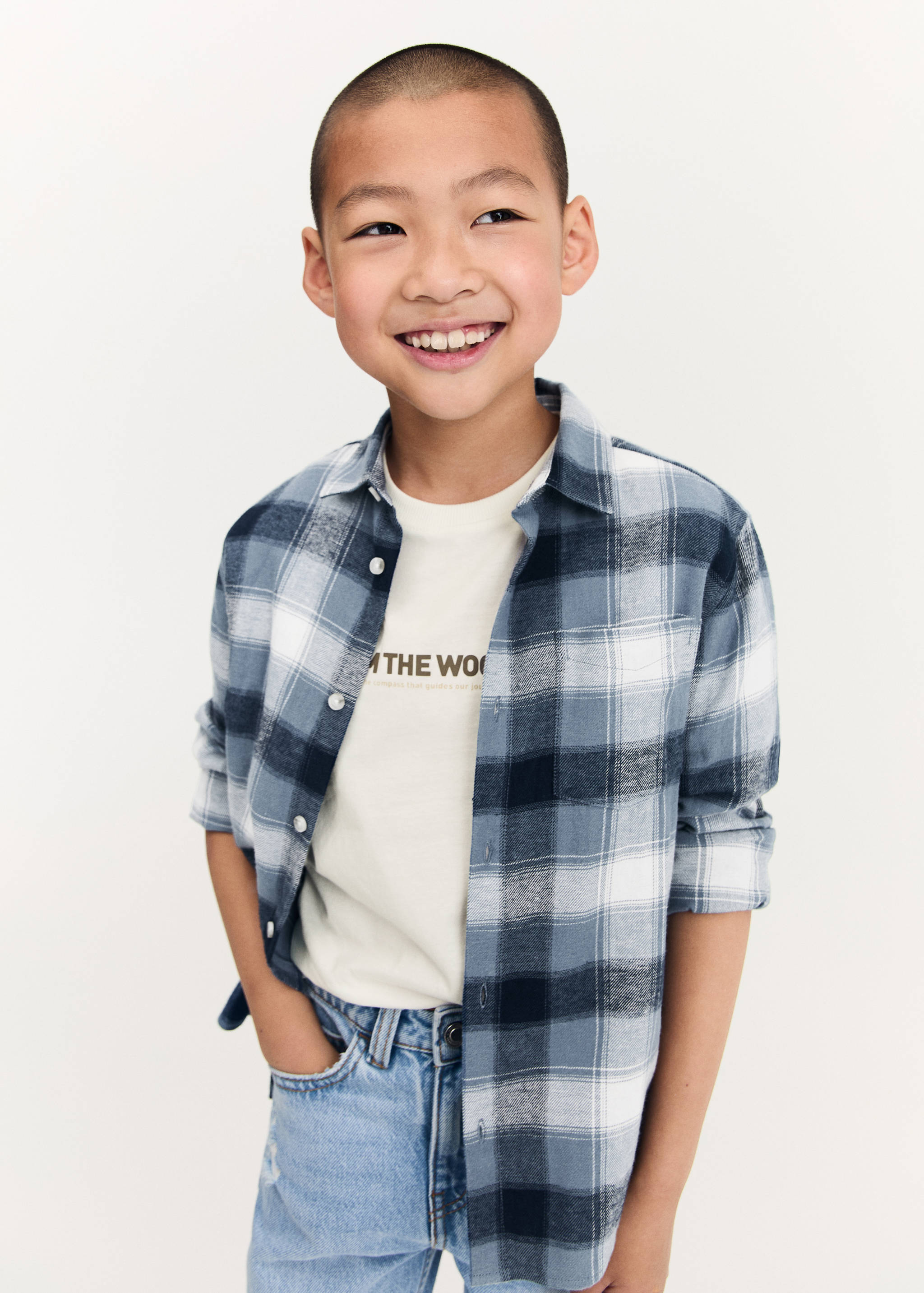 Клетчатая рубашка с карманом - Средний план