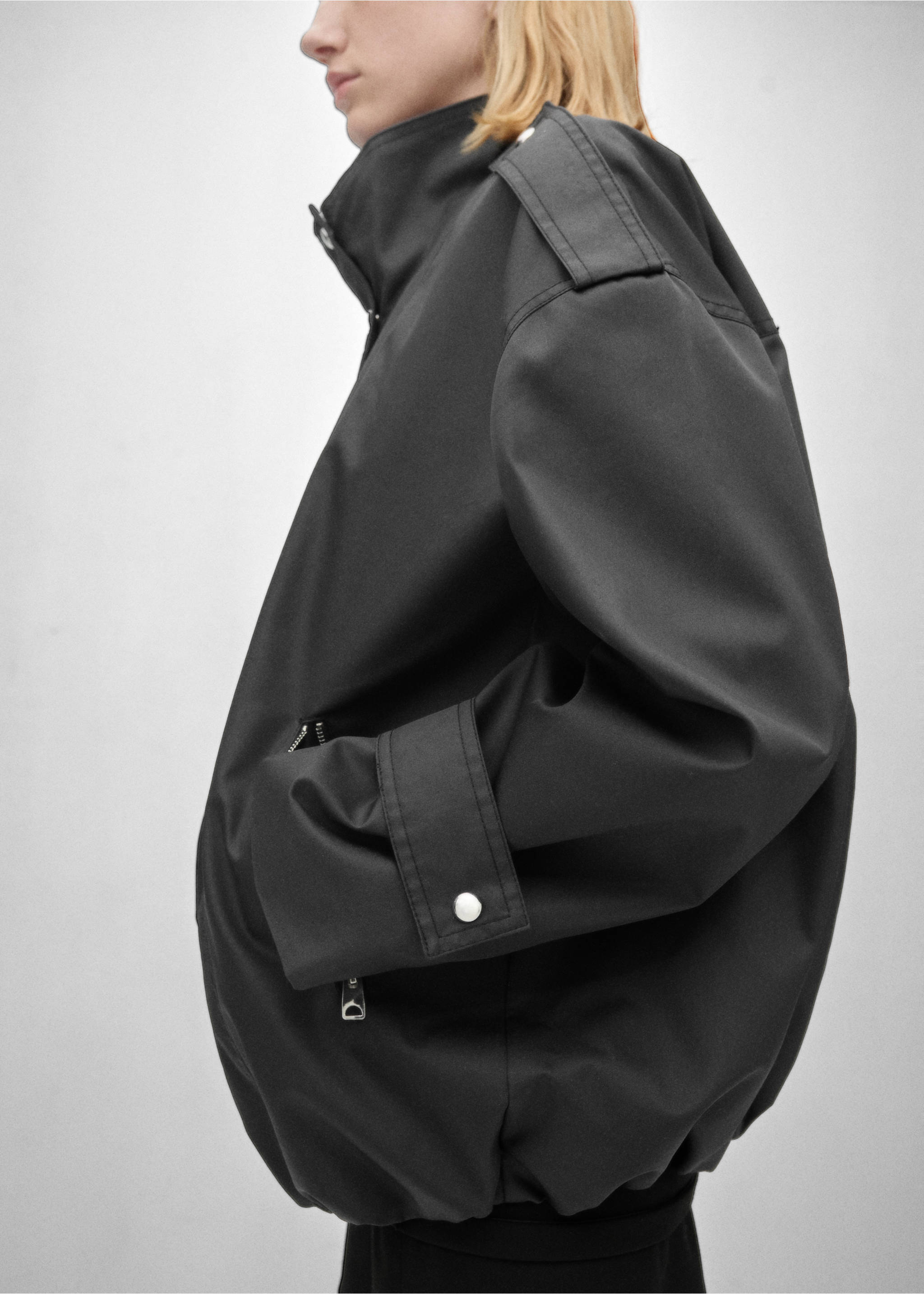 Oversized button-down parka - Details of the article 3, Black. Ref: 77026752-00.