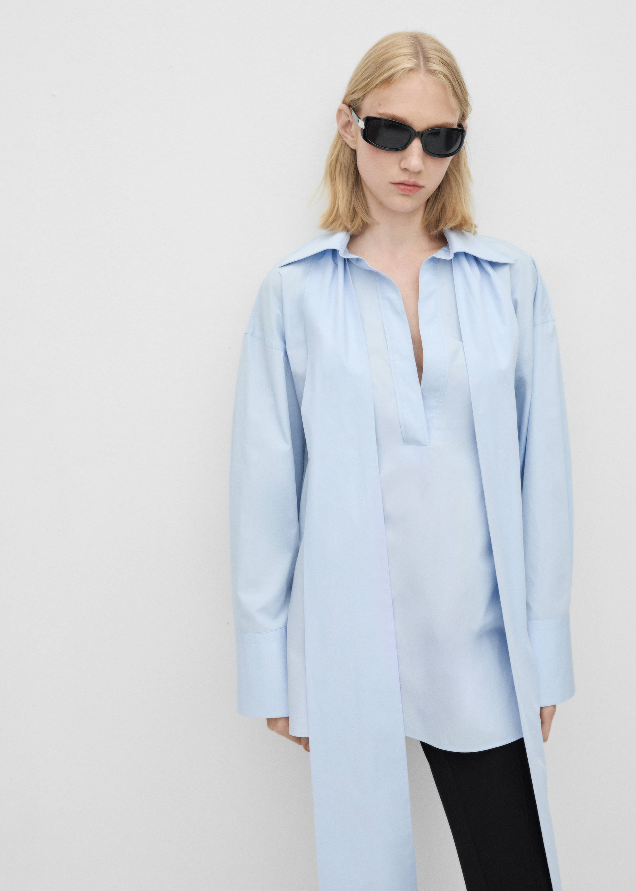 Blouse oversize à nœud - Plan moyen
