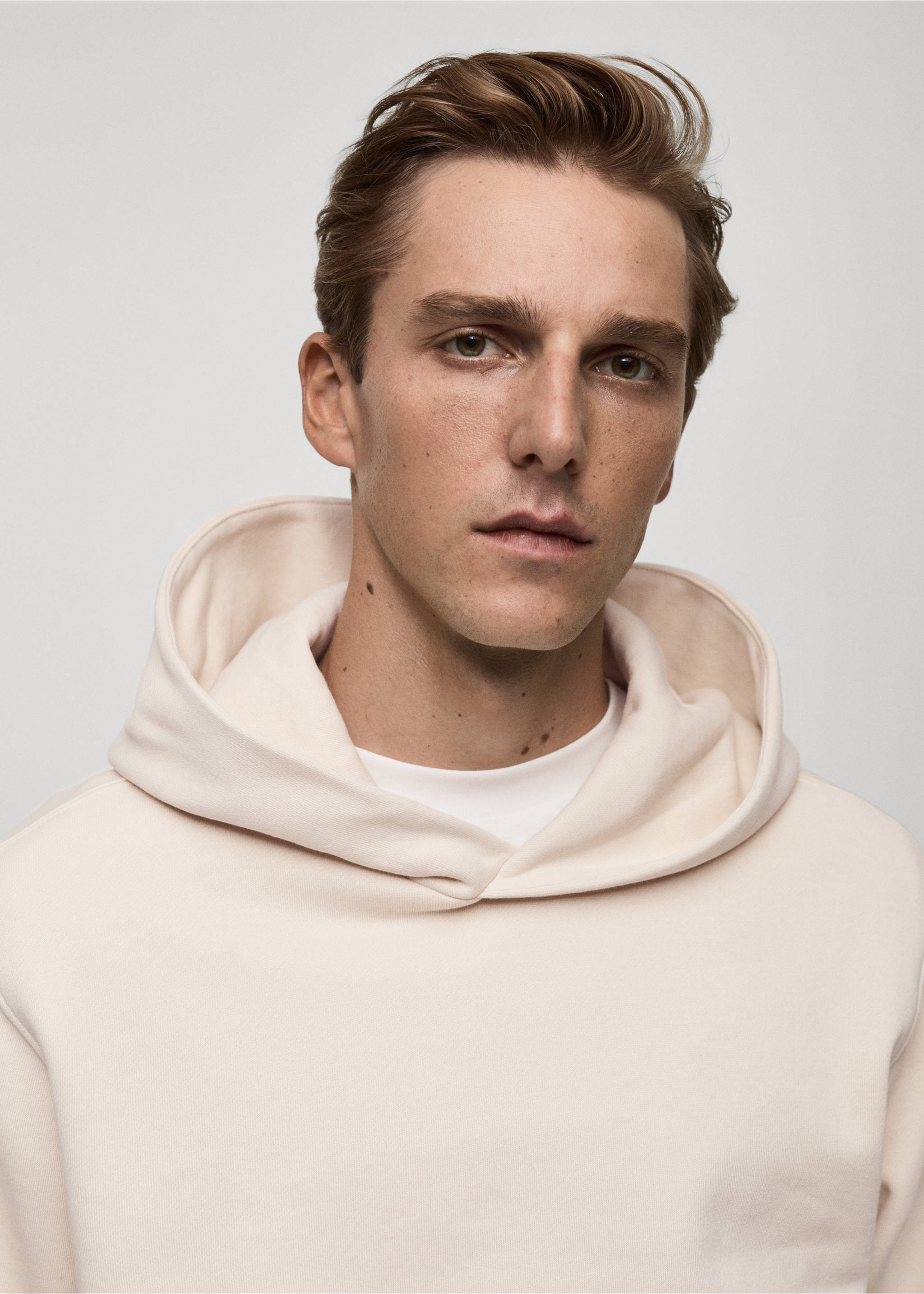 Light beige hooded sweatshirt with face view., Ecru. Ref: 77027115-00.