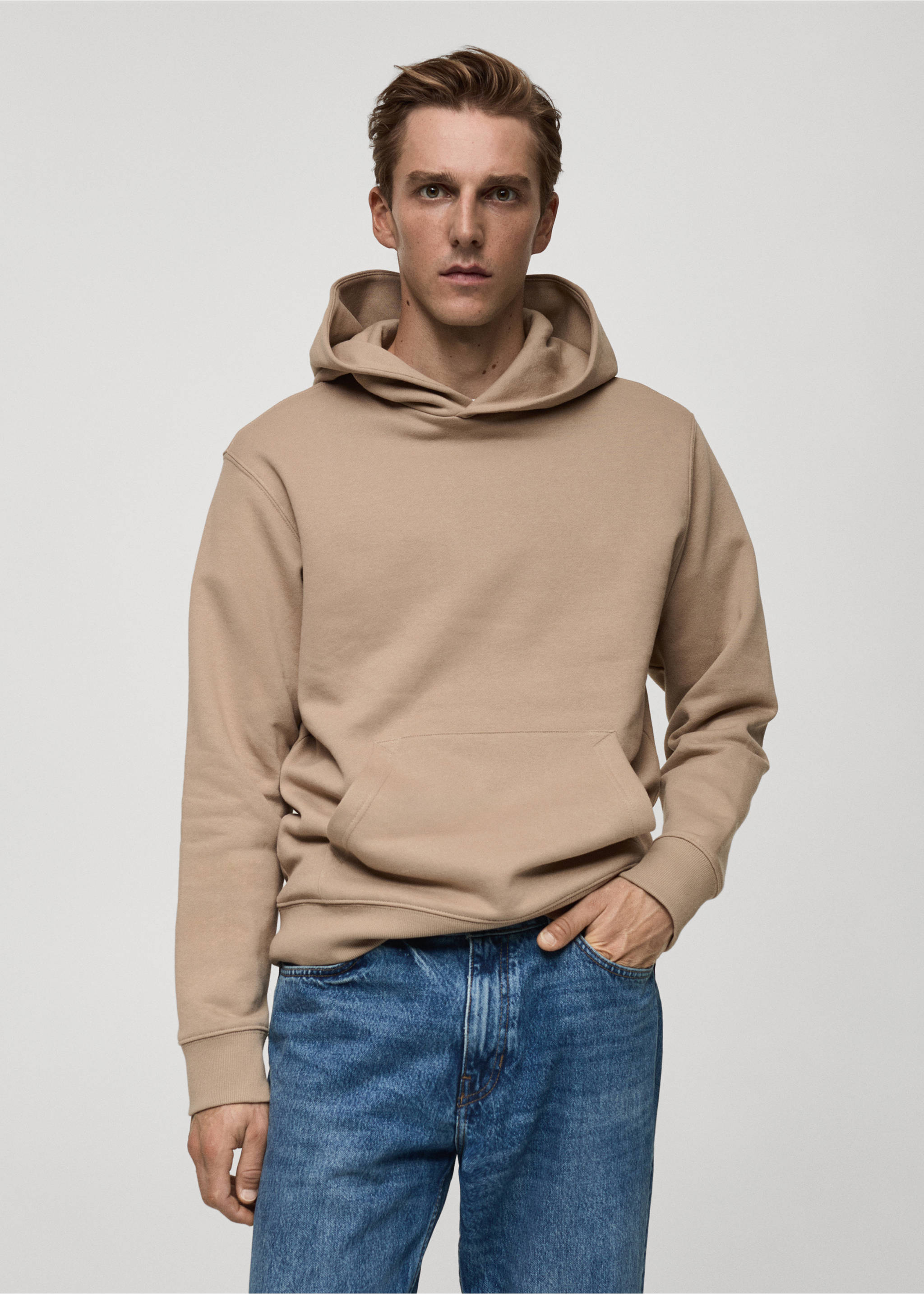 Light brown hooded sweatshirt with a front pocket, worn with blue jeans., Medium Brown. Ref: 77027115-00.