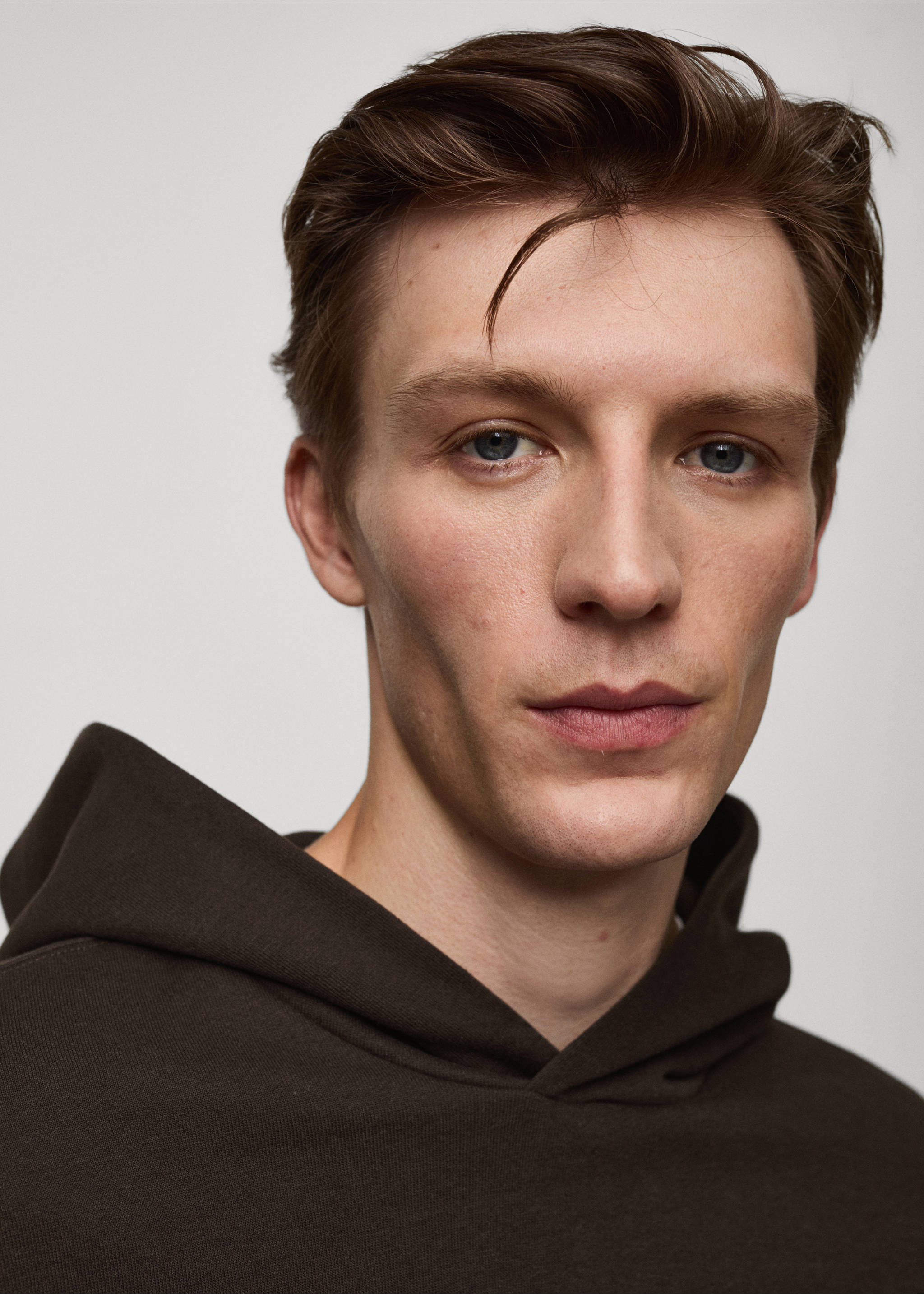 Close-up of a dark brown hooded sweatshirt., Chocolate. Ref: 77027115-00.