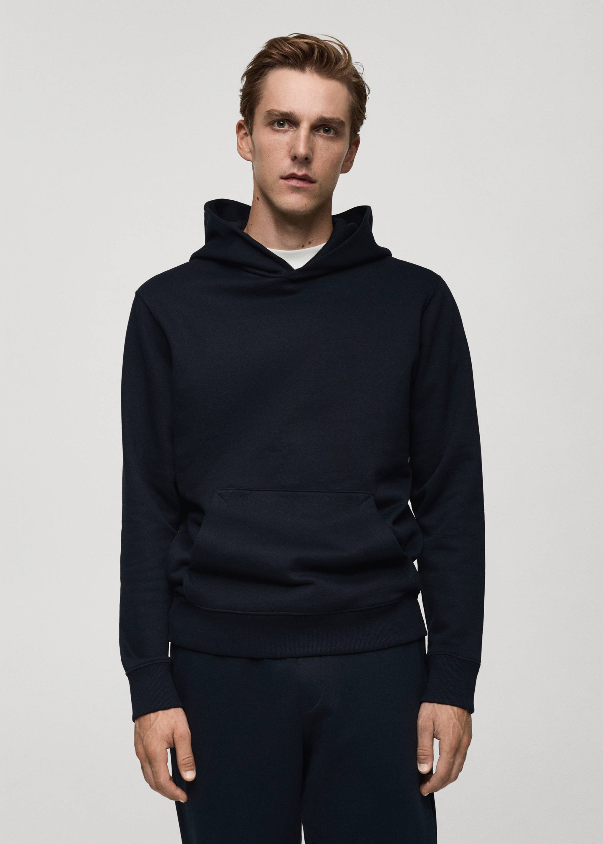 Свитшот кенгуру из хлопка с капюшоном - Средний план