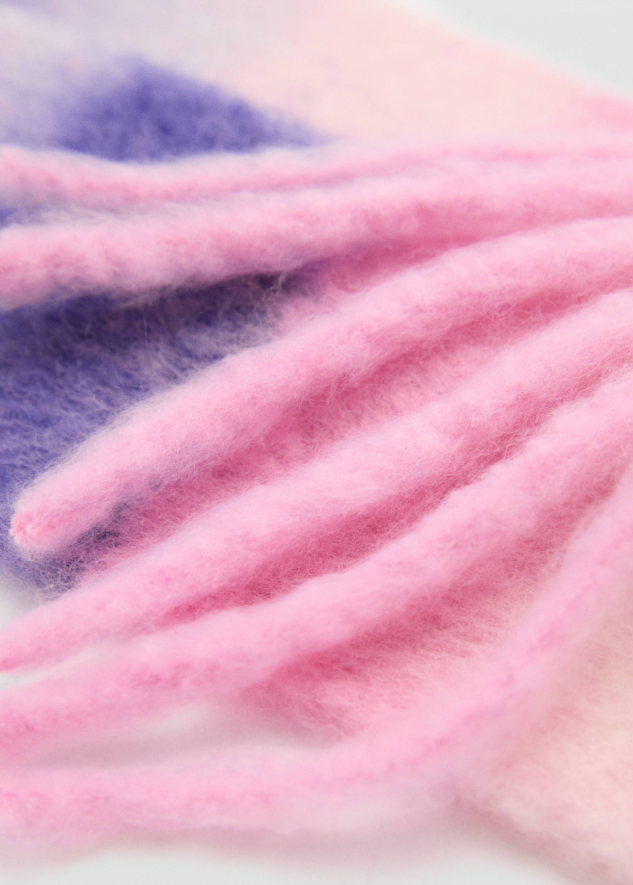 Тонкий шарф с полосками - Средний план