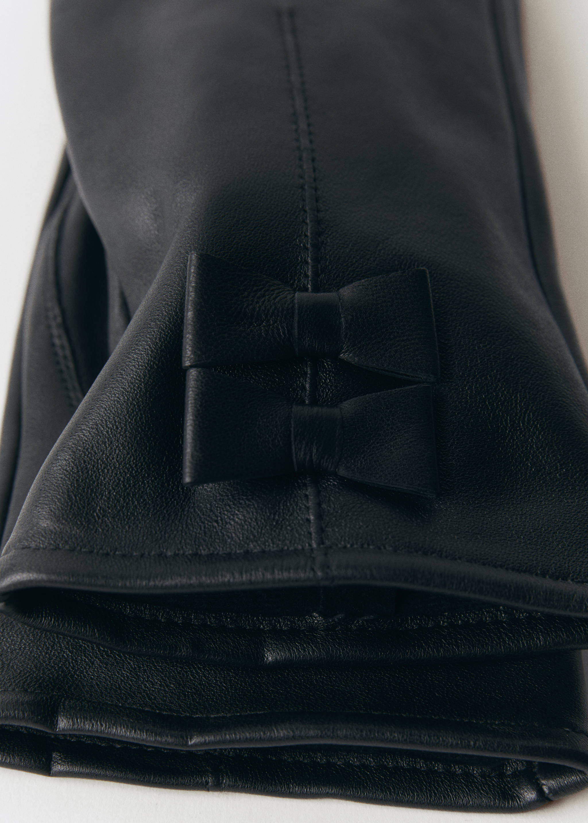 Gants cuir détail nœuds - Plan moyen