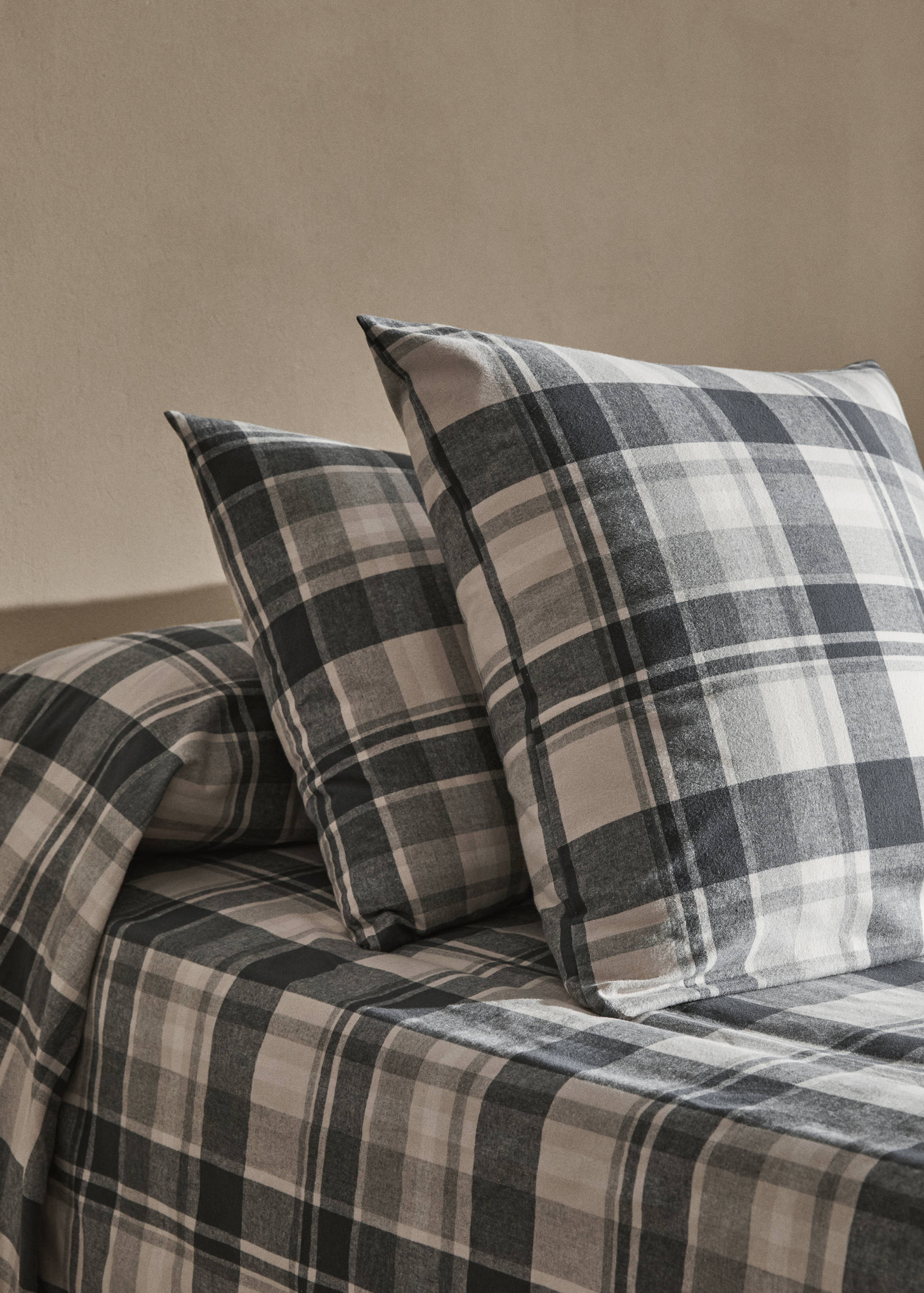 Cotton flannel checkered pillowcase 60x60cm - General plane
