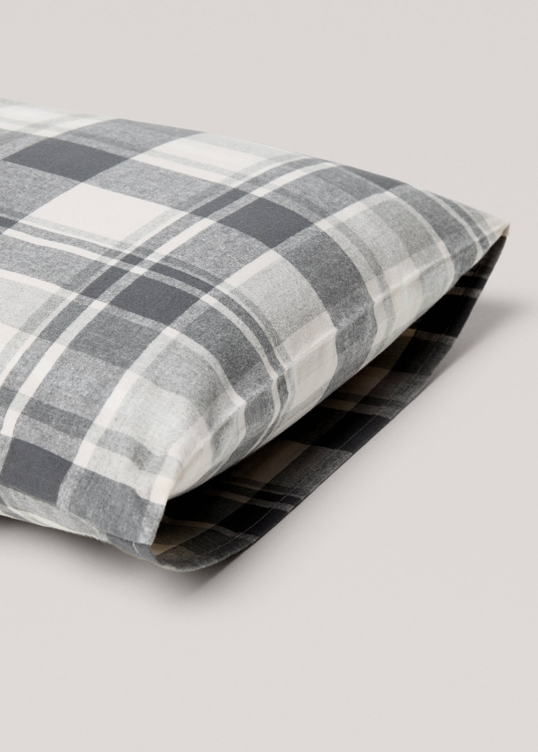 Cotton flannel checkered pillowcase 60x60cm - Details of the article 2