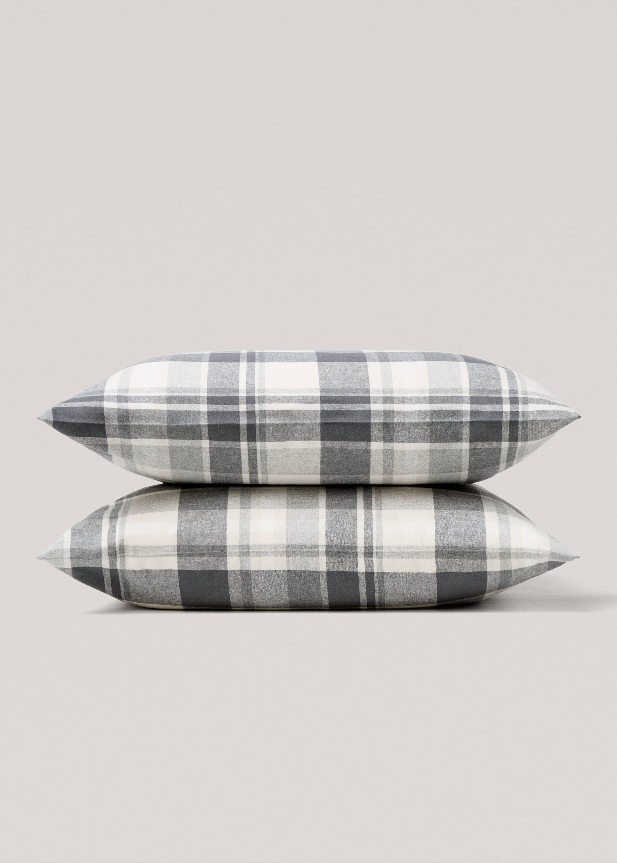 Cotton flannel checkered pillowcase 60x60cm - Details of the article 3