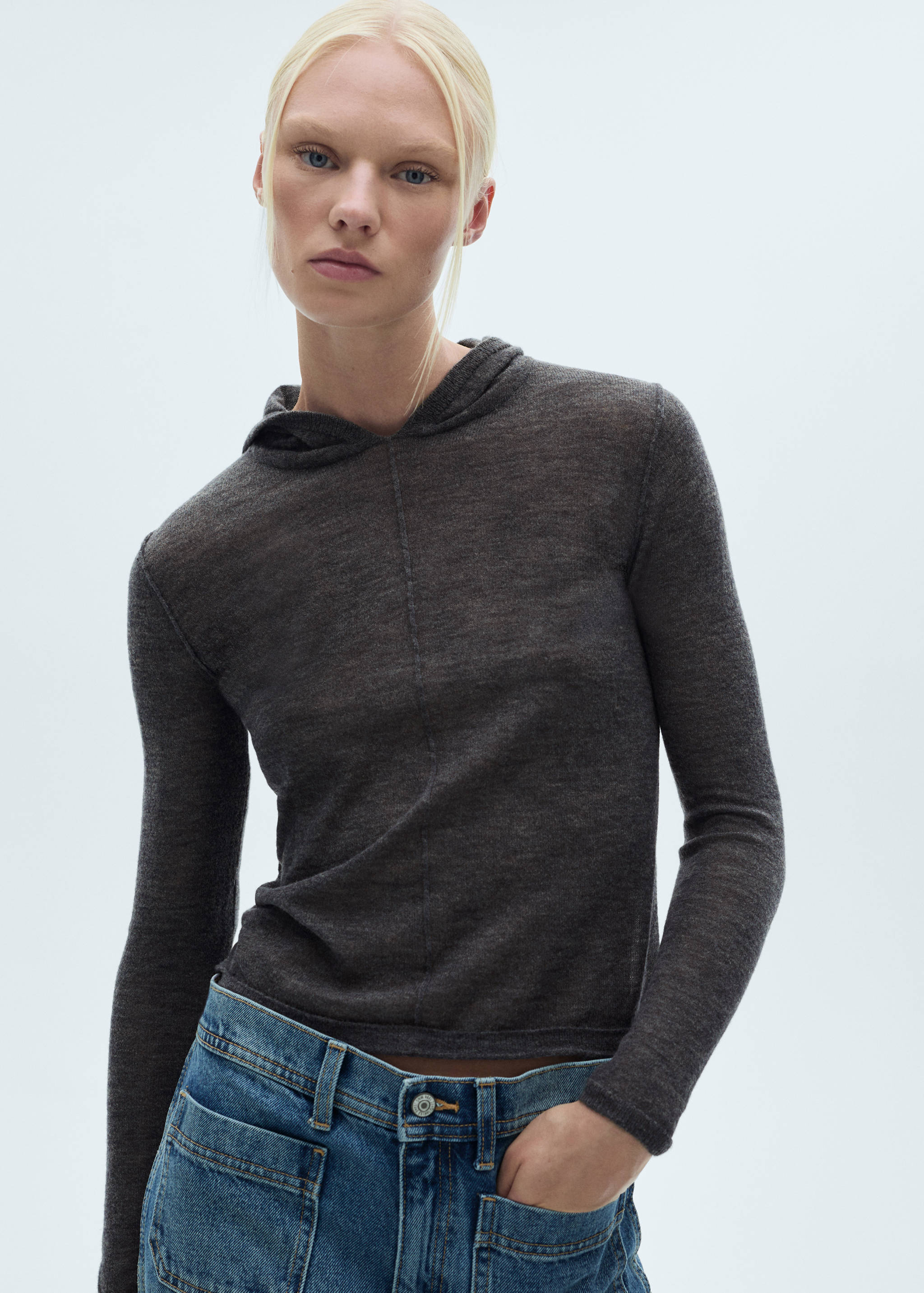 Трикотажный джемпер с капюшоном - Средний план