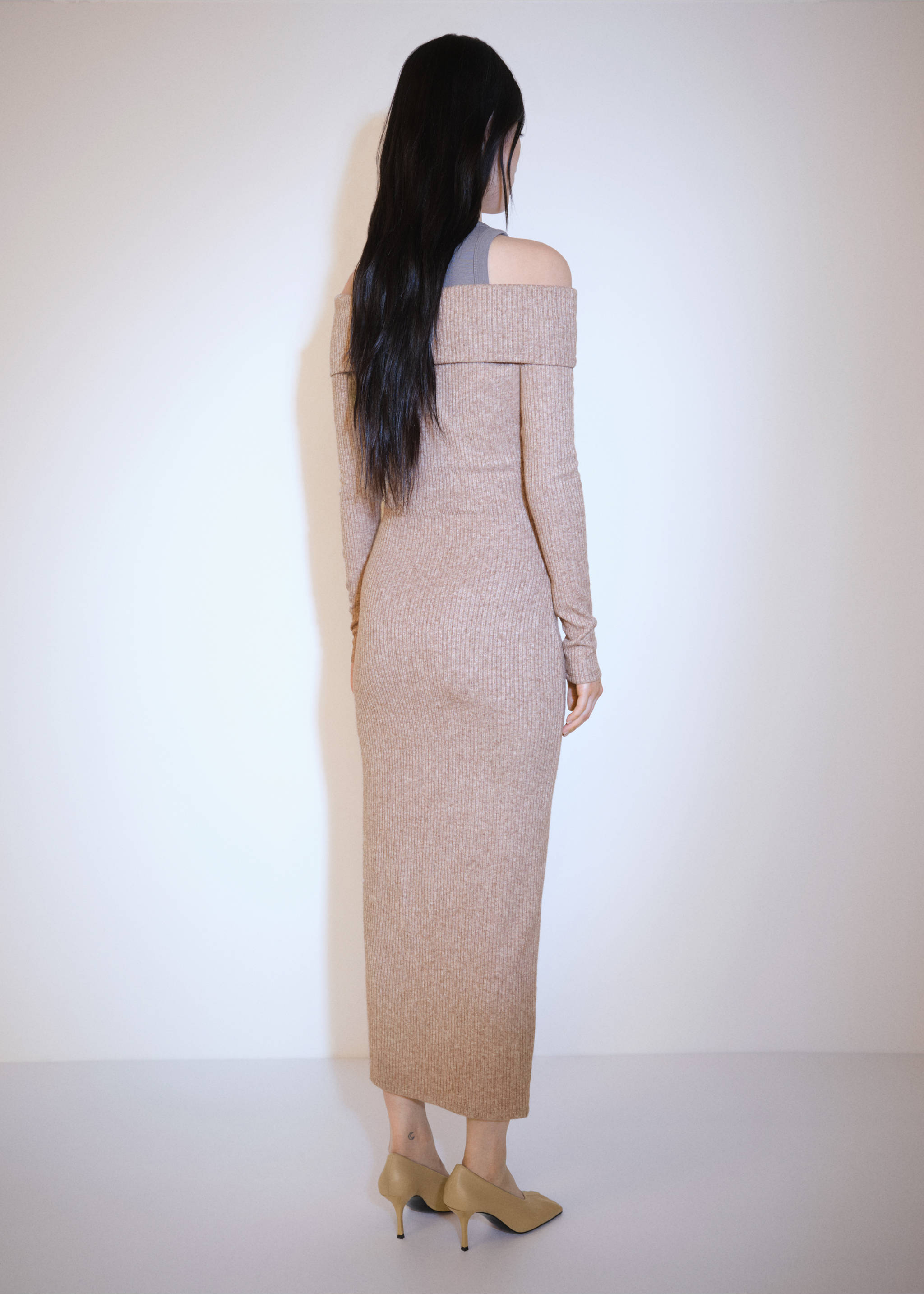 Off-the-shoulder knitted dress - Reverse of the article, Beige. Ref: 77027688-00.
