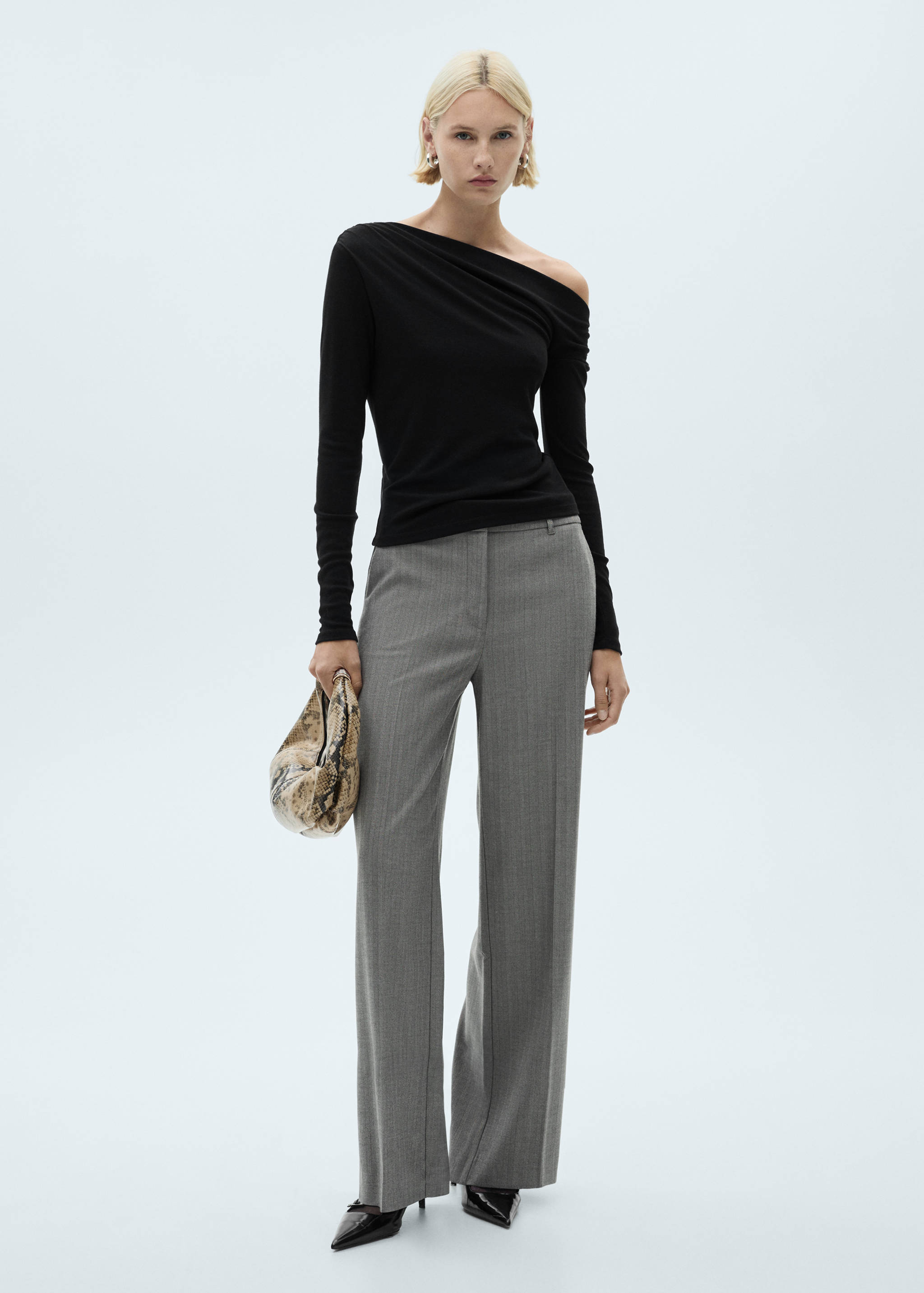 Асимметричный лонгслив с драпировкой - Общий план