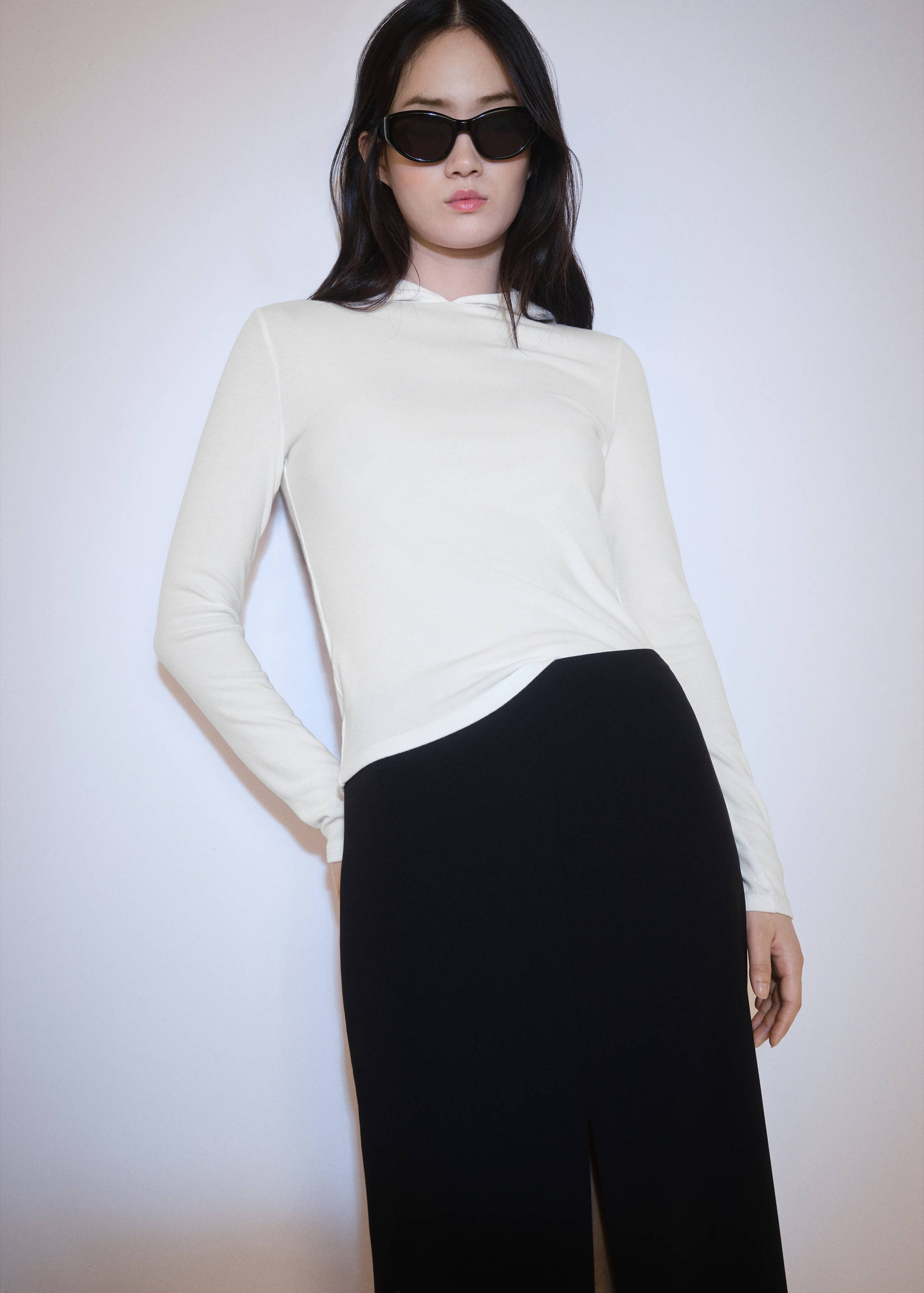 T-shirt manches longues capuche - Plan moyen