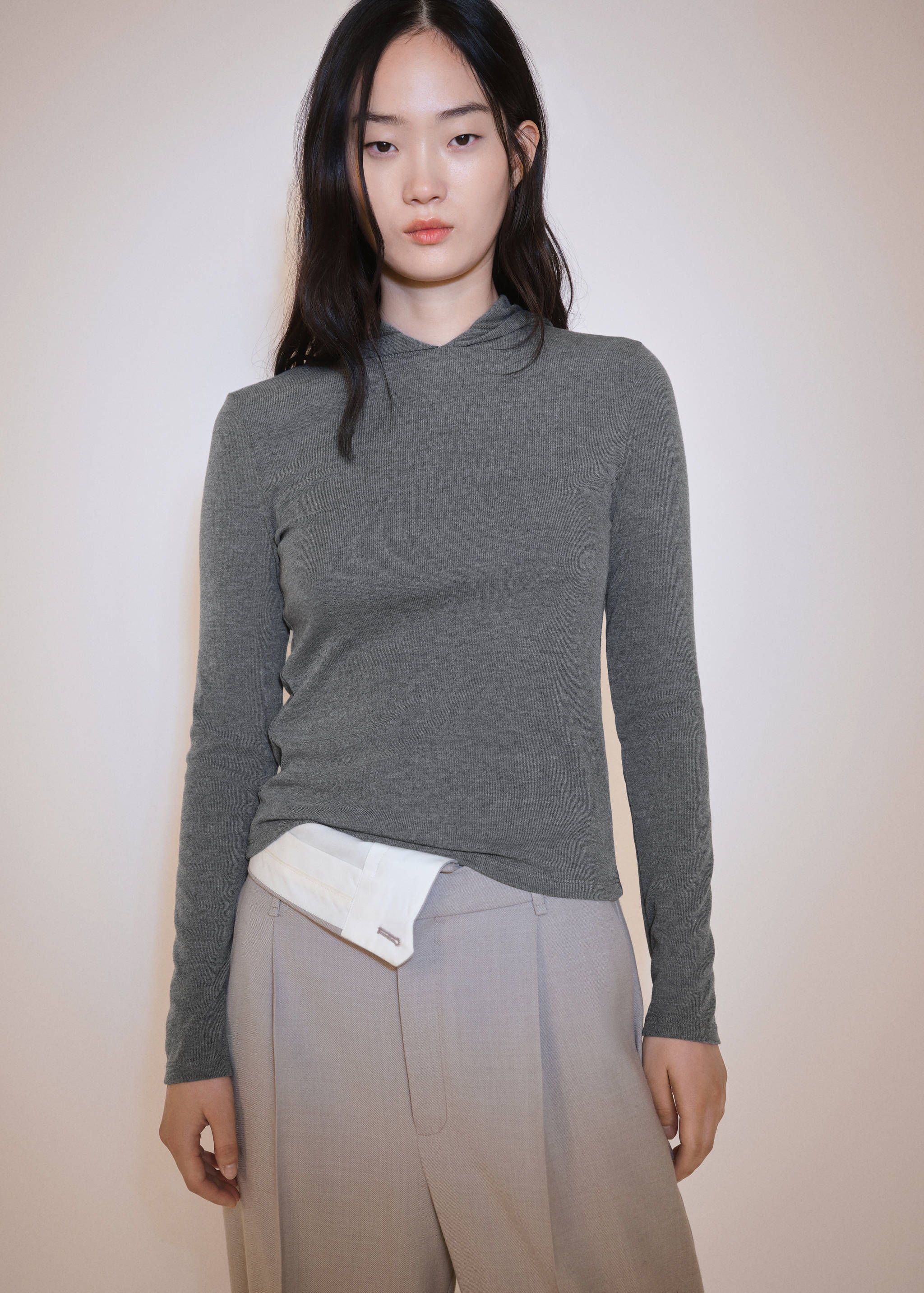 T-shirt manches longues capuche - Plan moyen