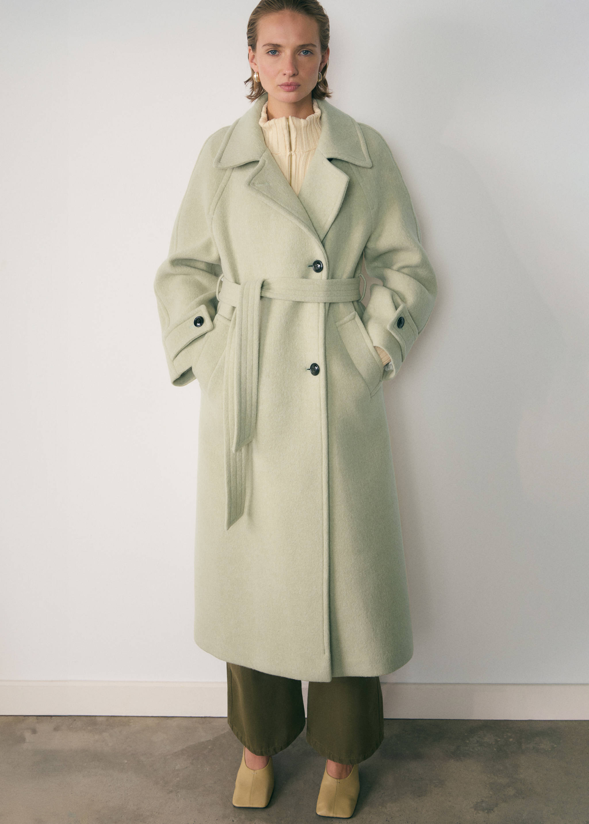 Woollen coat with belt - General plane