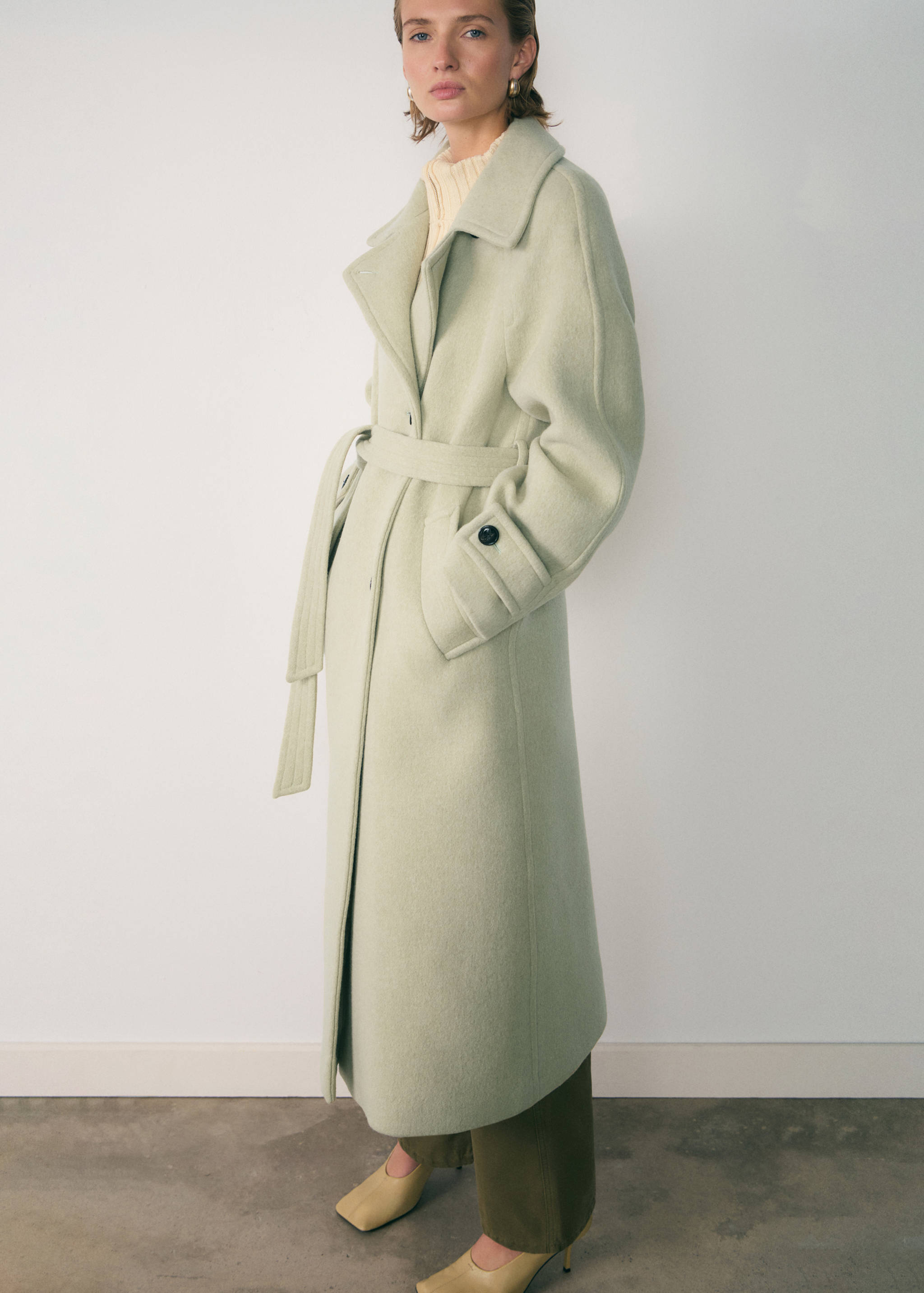 Woollen coat with belt - Details of the article 2