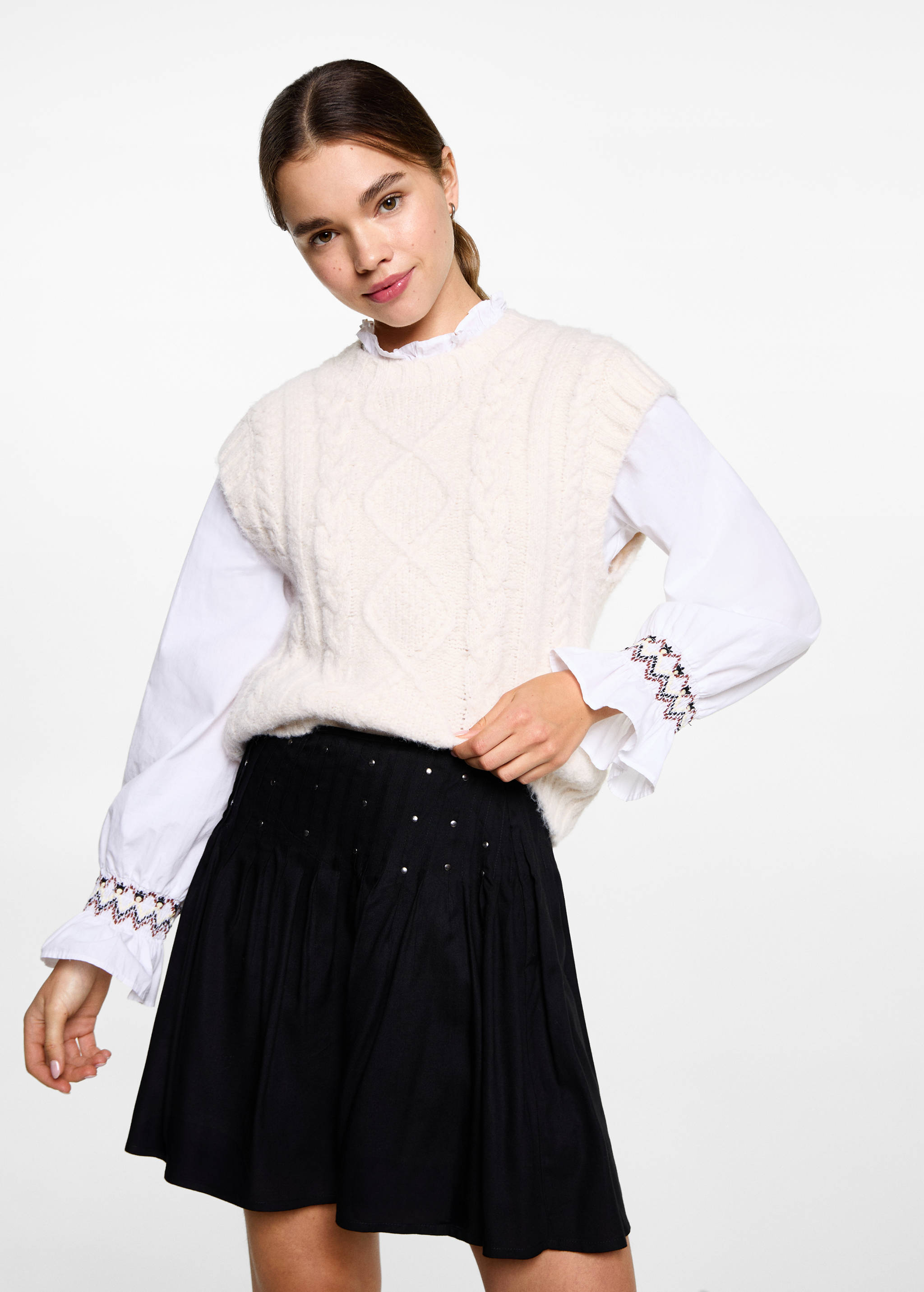 Jupe décorée de clous - Plan moyen