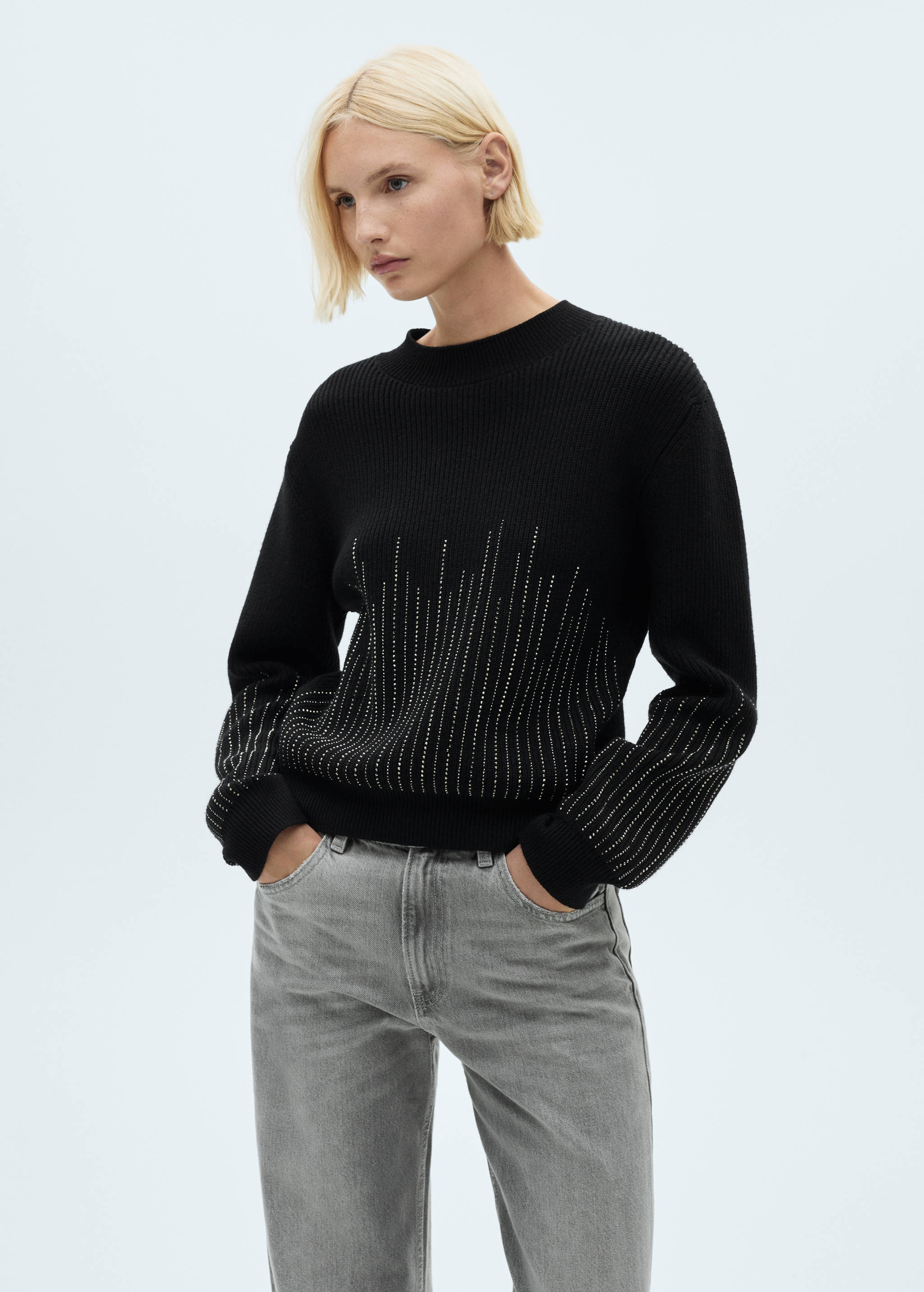Pull-over détails strass - Plan moyen