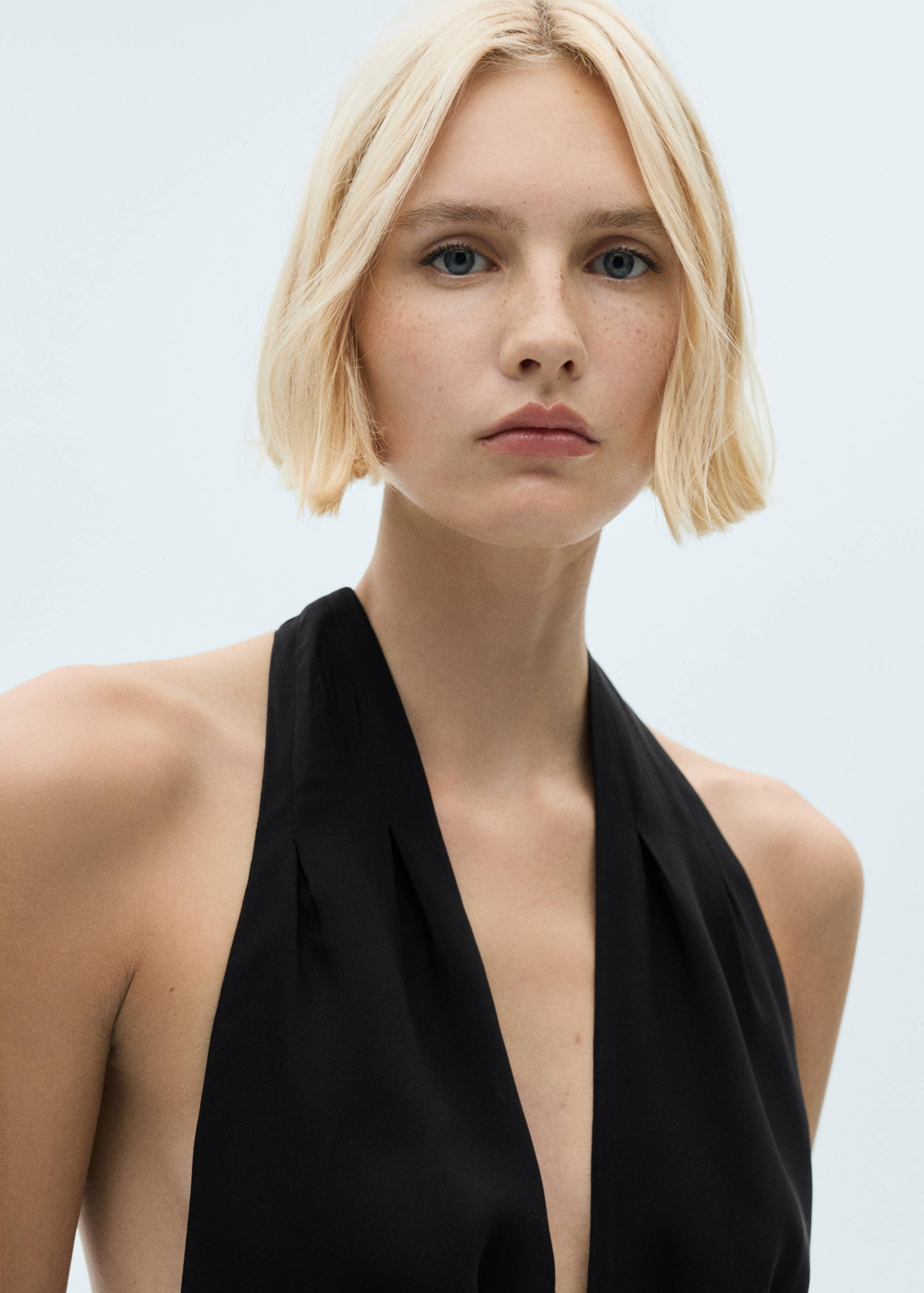 Halter-neck dress with ruffled details - Details of the article 1