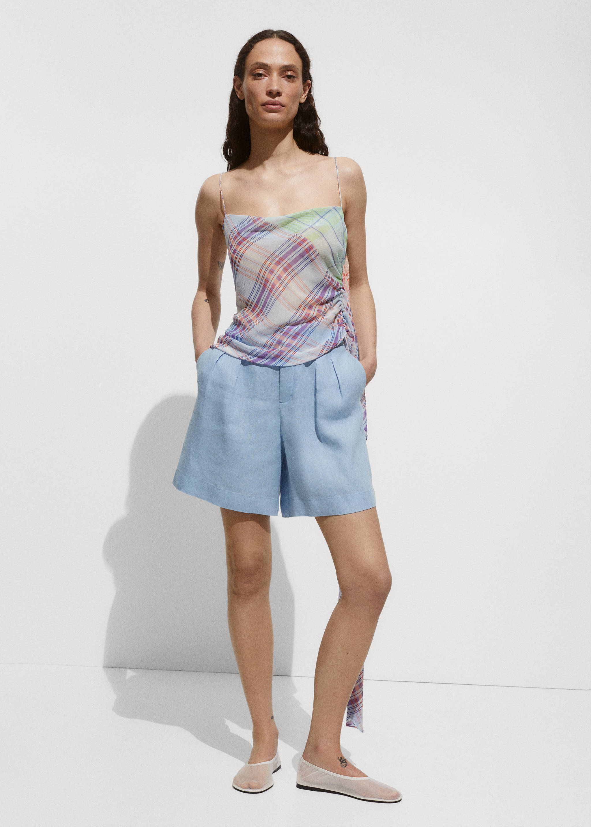 شورت كتان قصير بقصة مستقيمة - رؤية عامة