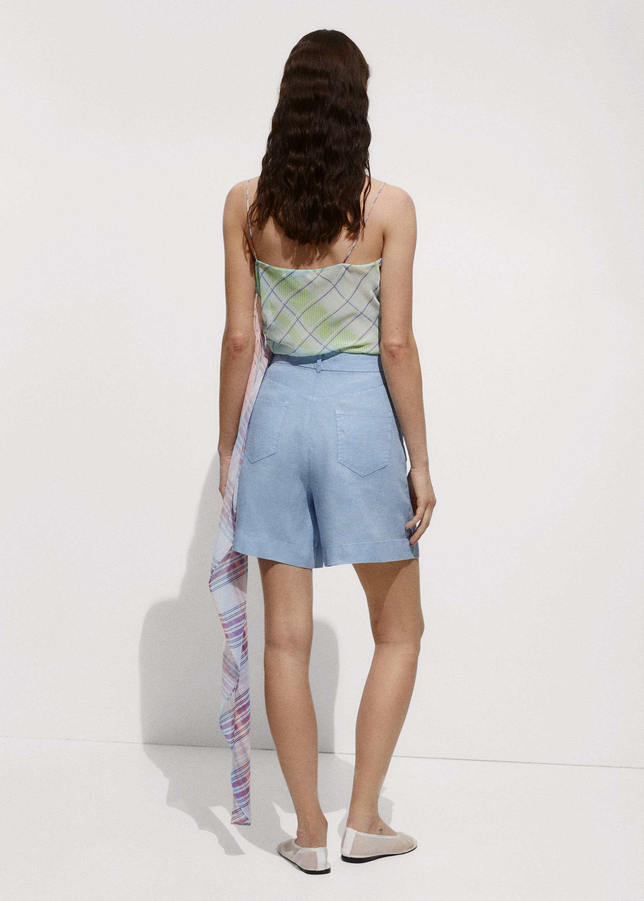 شورت كتان قصير بقصة مستقيمة - الجهة الخلفية للمنتج