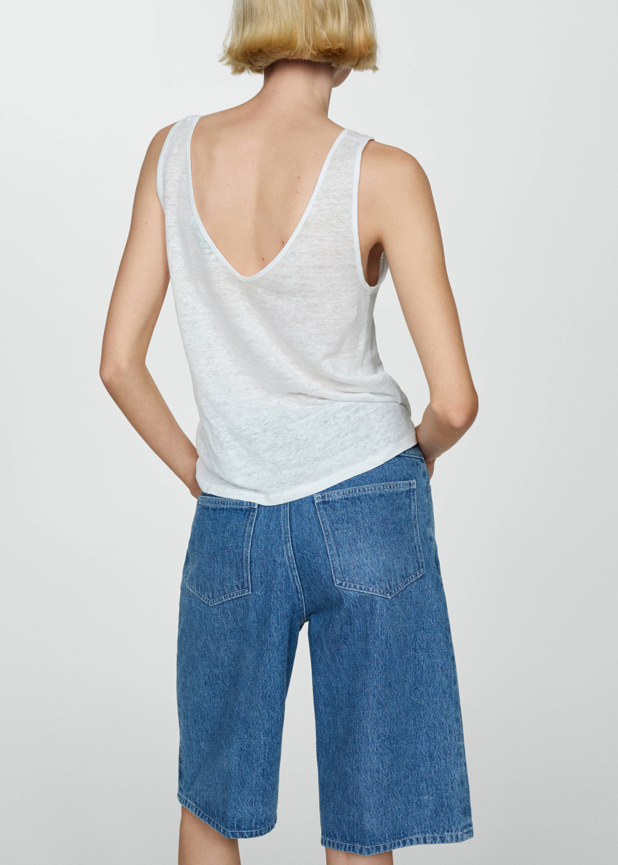 Linen top with knotted straps - Reverse of the article