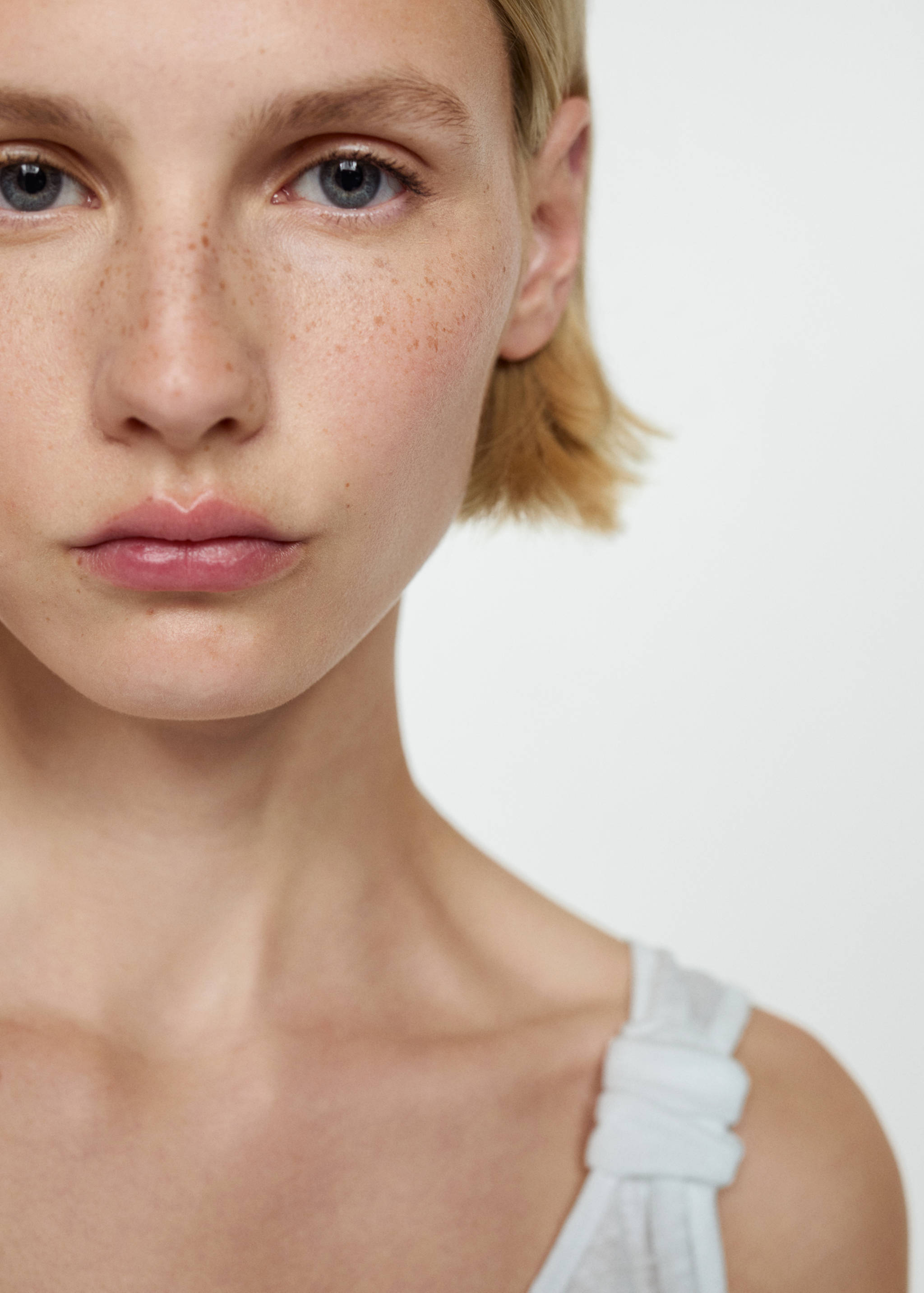 Linen top with knotted straps - Details of the article 1