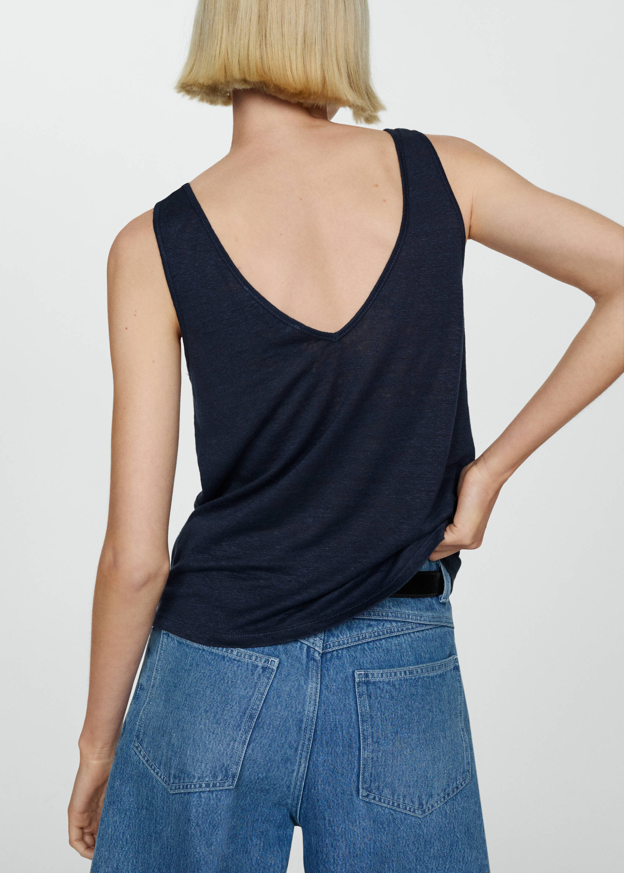 Linen top with knotted straps - Reverse of the article