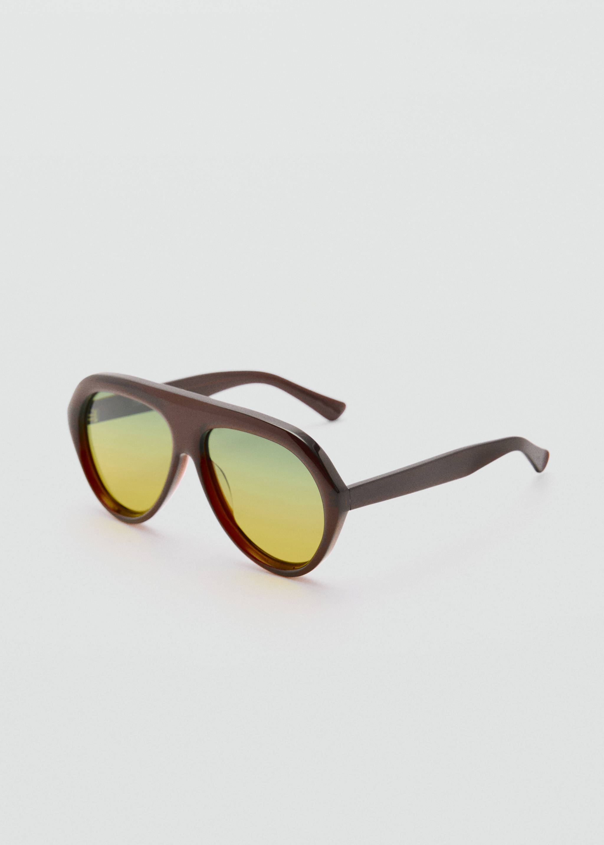 Lunettes de soleil aviateur - Plan moyen