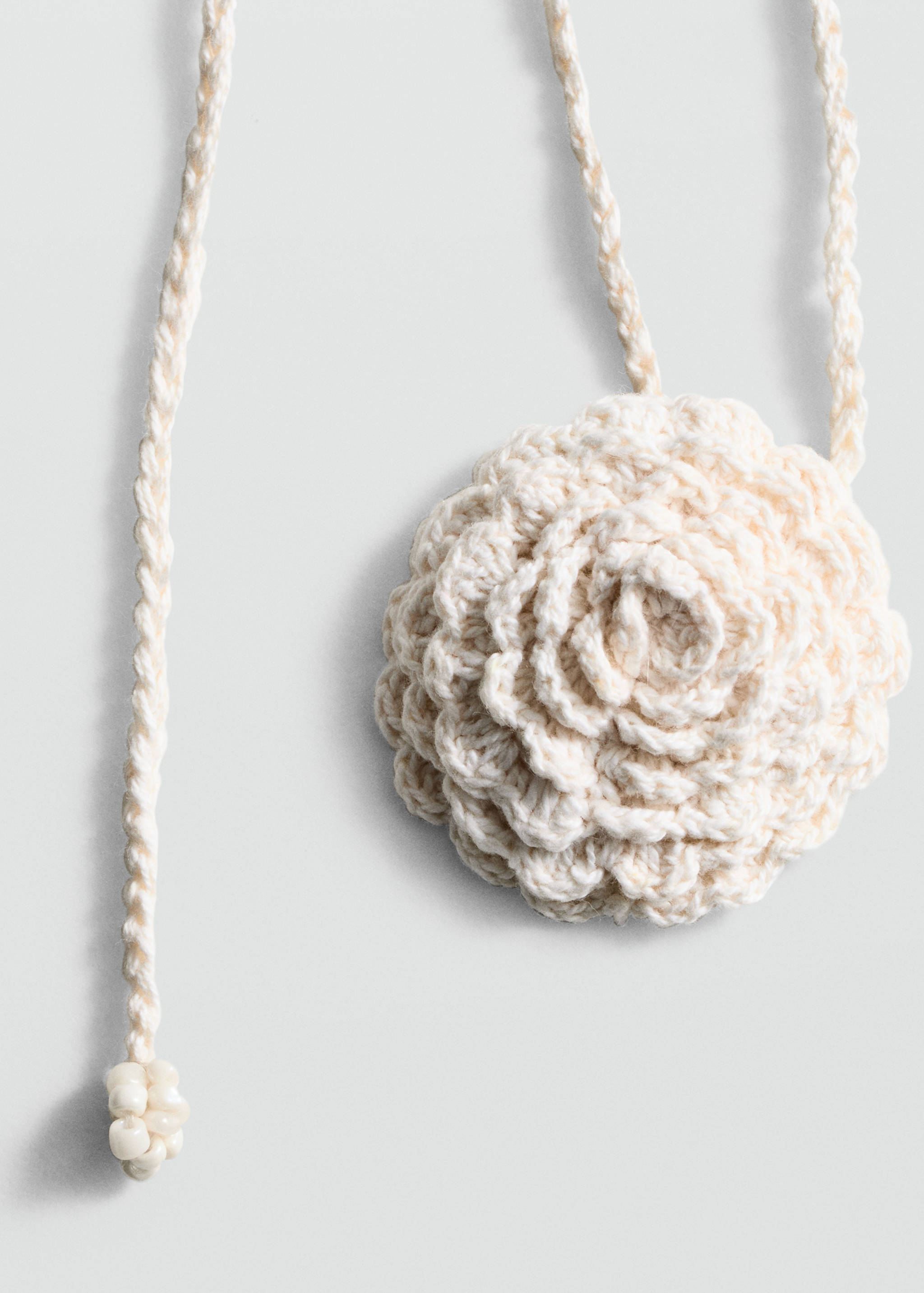 Collier ras-de-cou fleur - Plan moyen