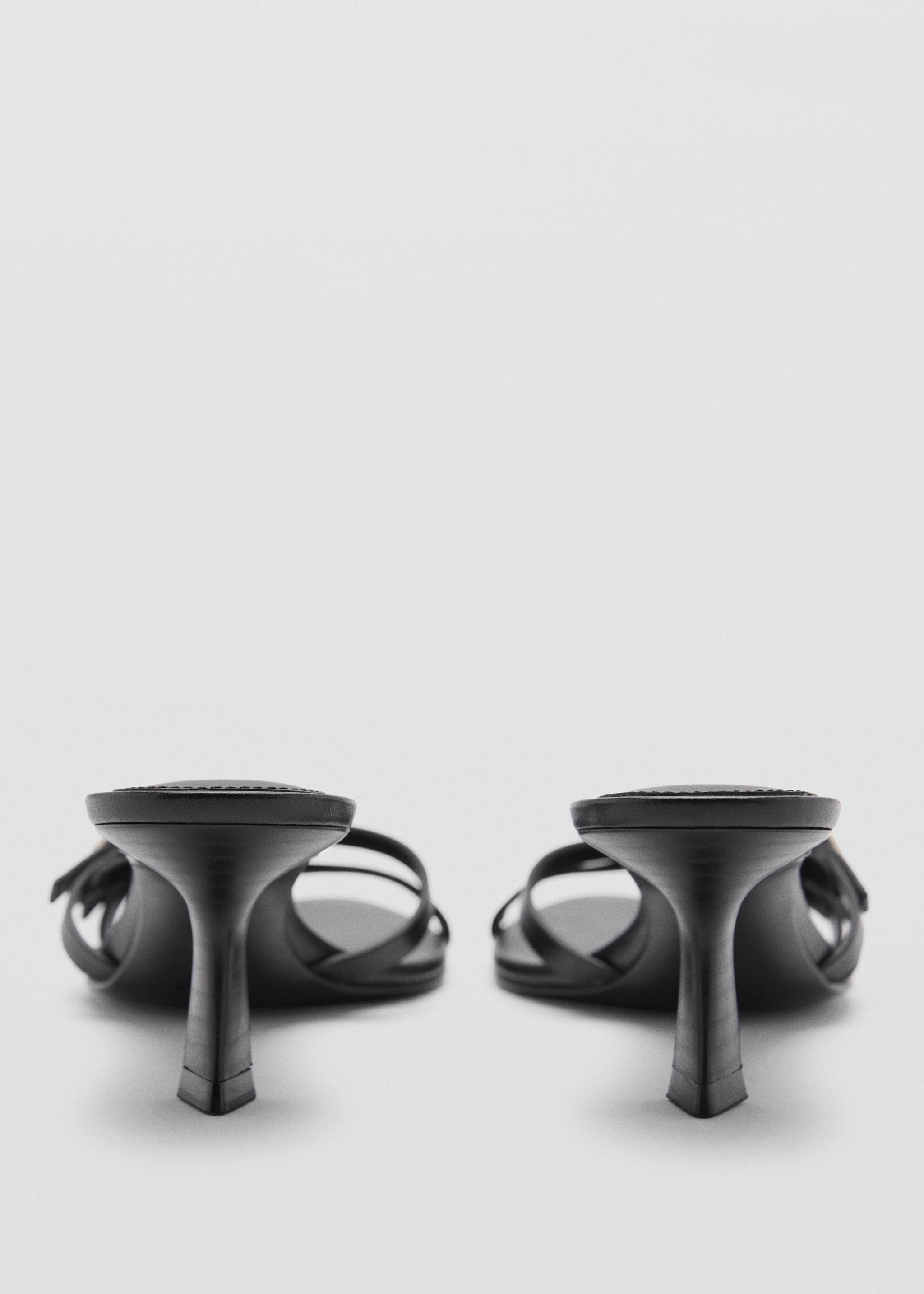 Кожаные шлепанцы с пряжками - Деталь изделия 1