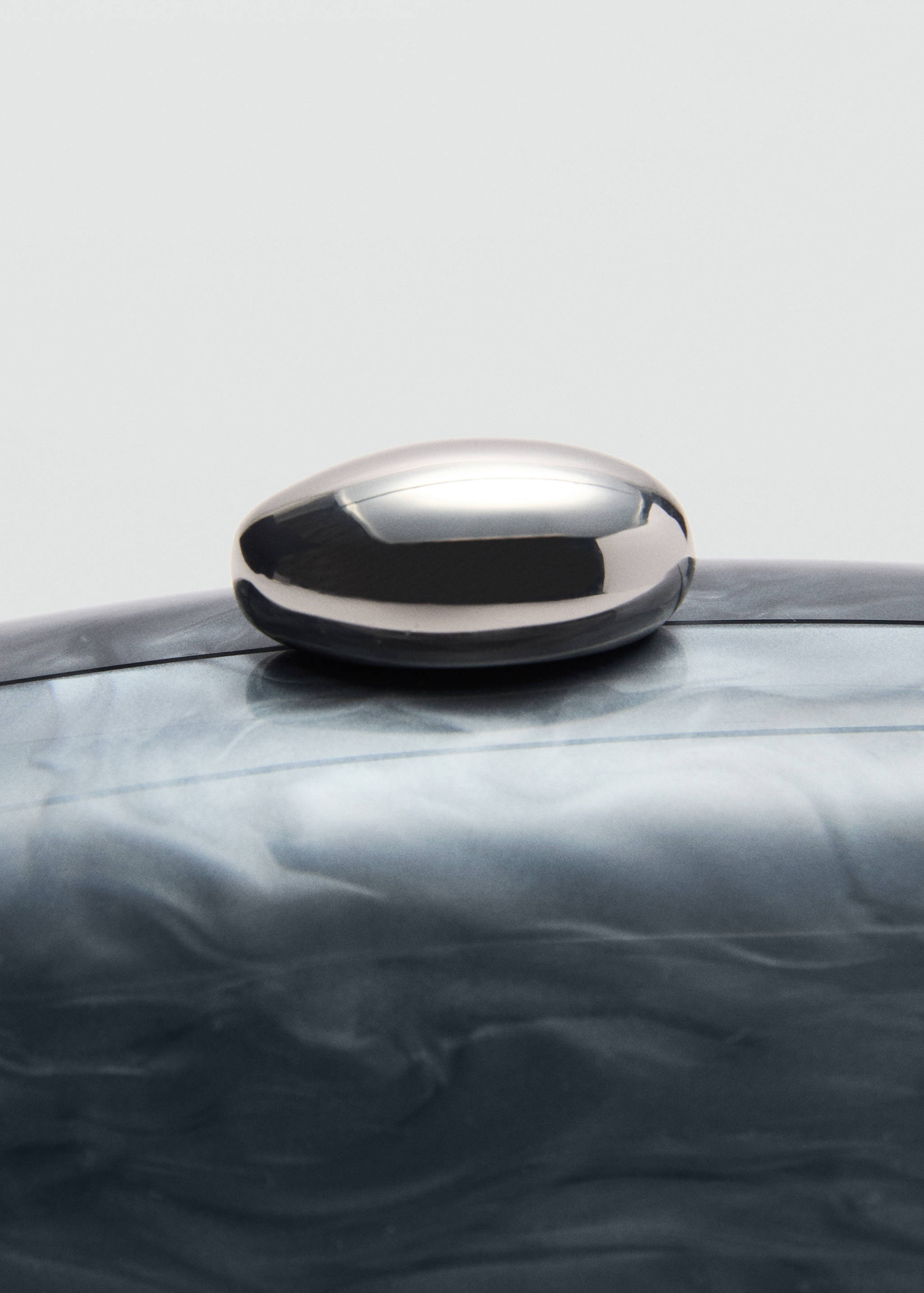 Pearl-effect clutch bag - Details of the article 2