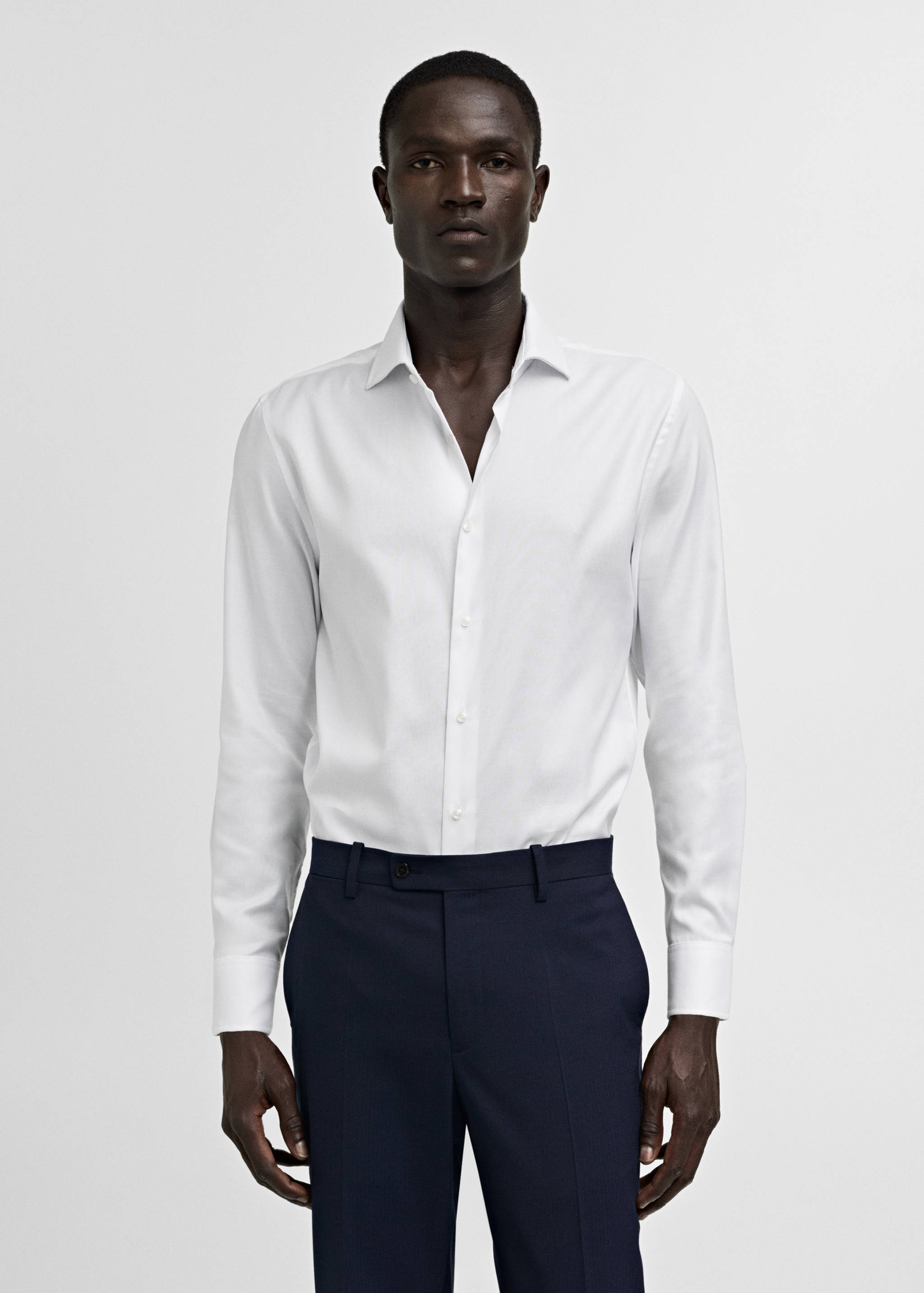 Chemise costume slim-fit coton structurée - Plan moyen